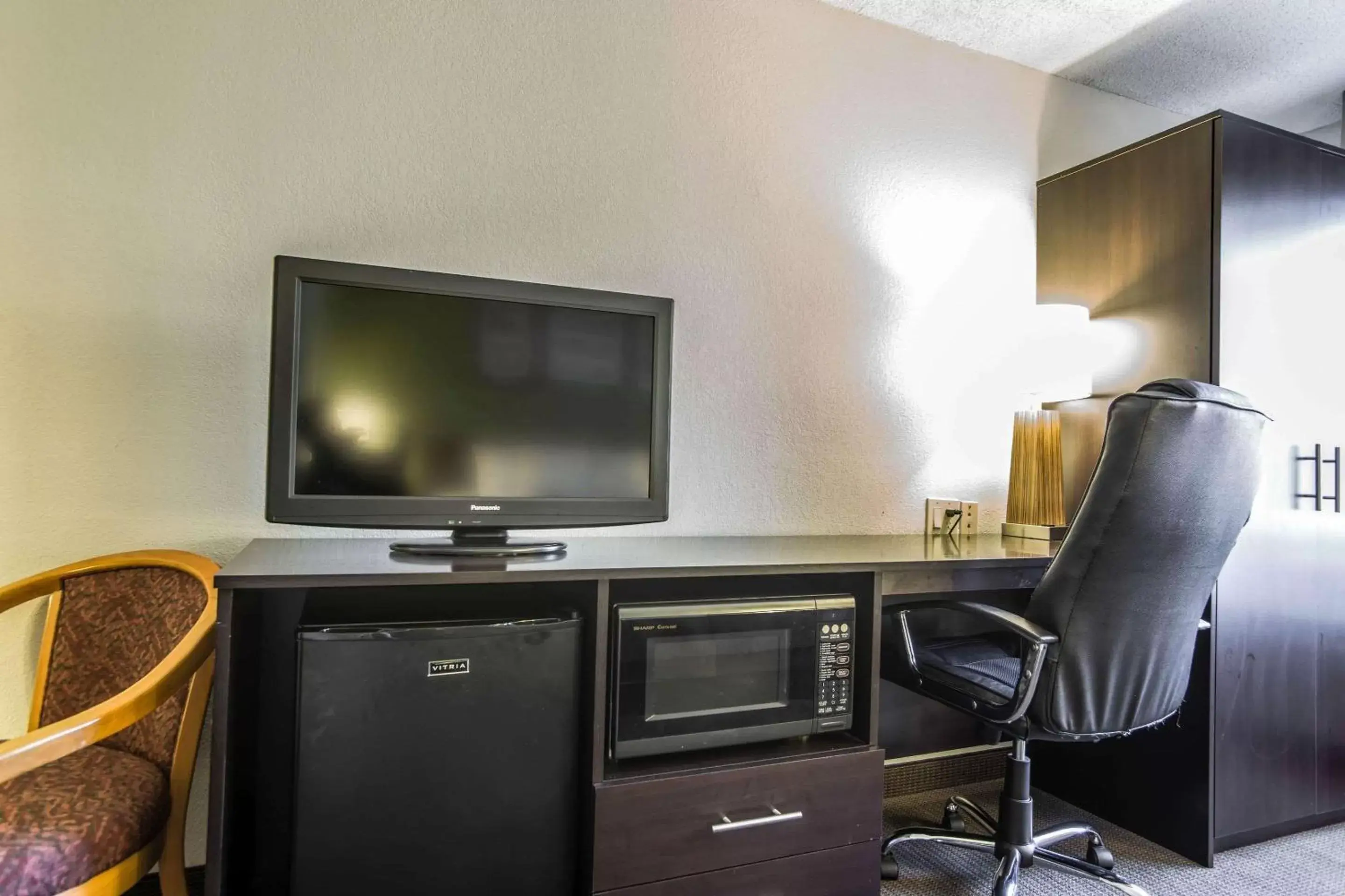 Photo of the whole room, TV/Entertainment Center in Sleep Inn Airport West Columbia