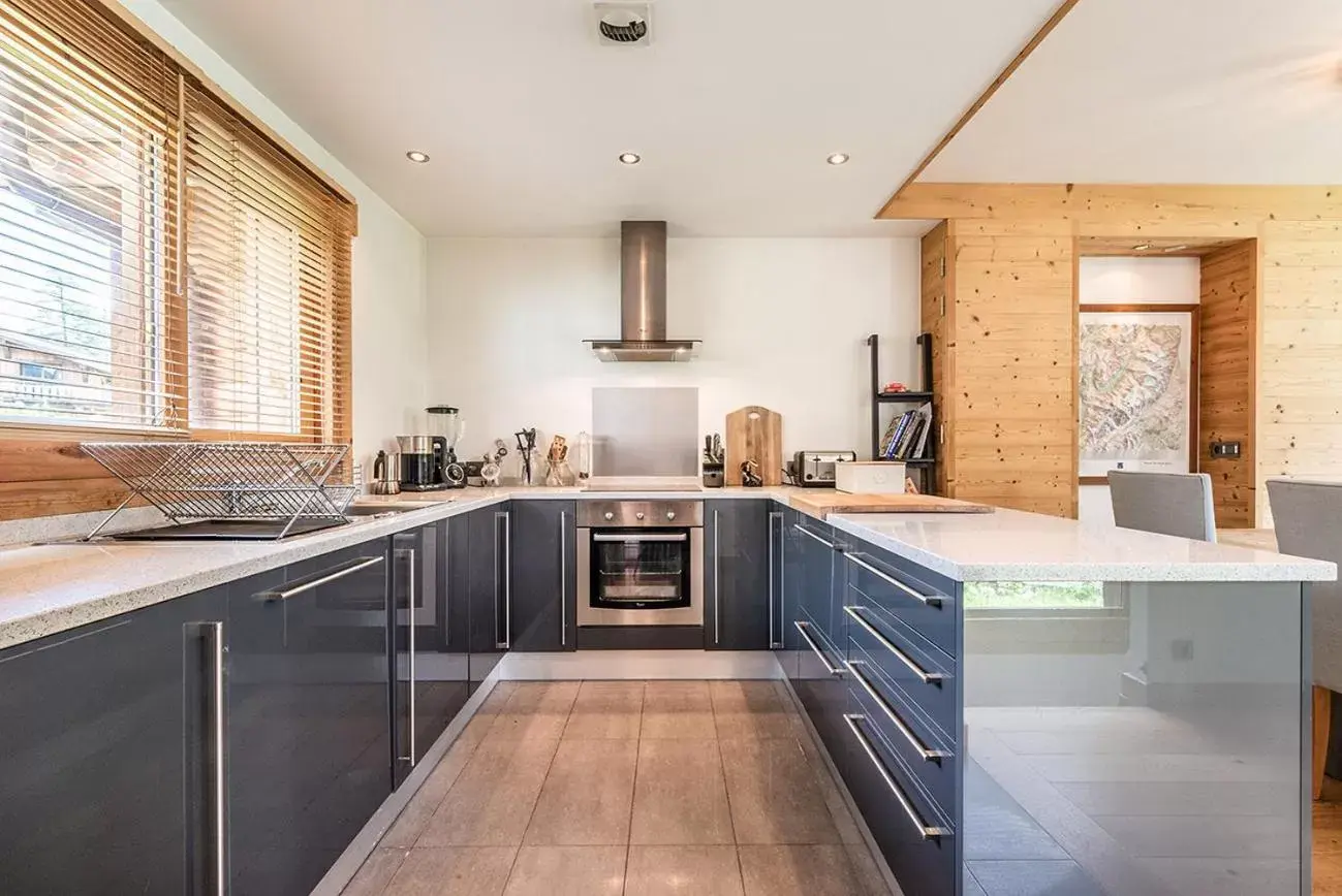 Kitchen/Kitchenette in Eden Hotel, Apartments and Chalet Chamonix Les Praz