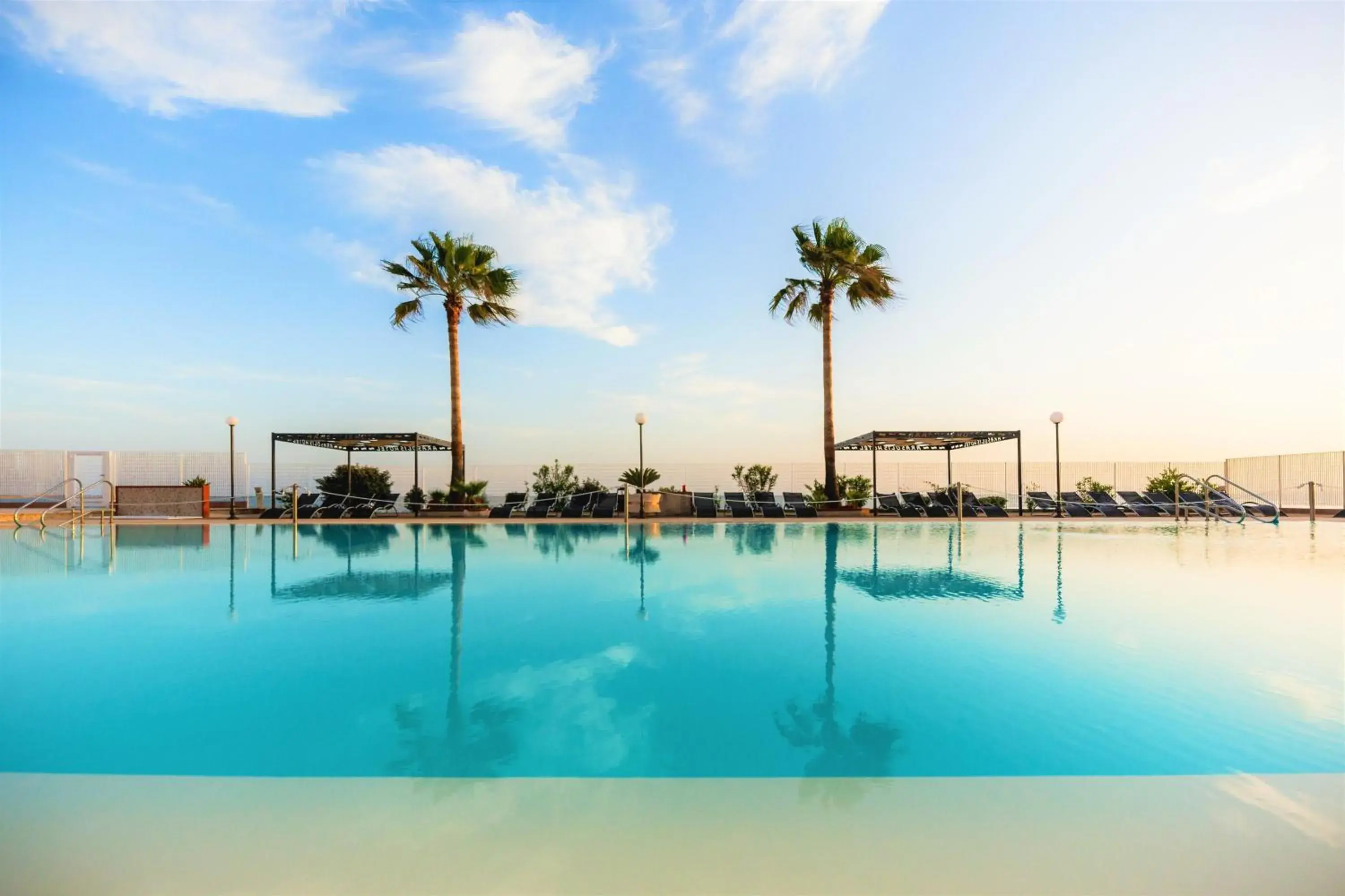 Swimming Pool in Hotel Ara Solis