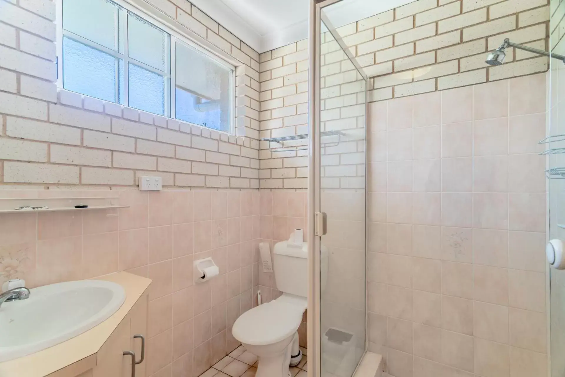 Shower, Bathroom in Santa Fe Motel and Holiday Units