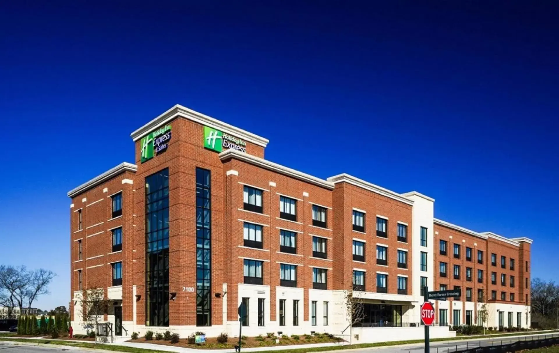 Property Building in Holiday Inn Express & Suites Franklin - Berry Farms, an IHG Hotel