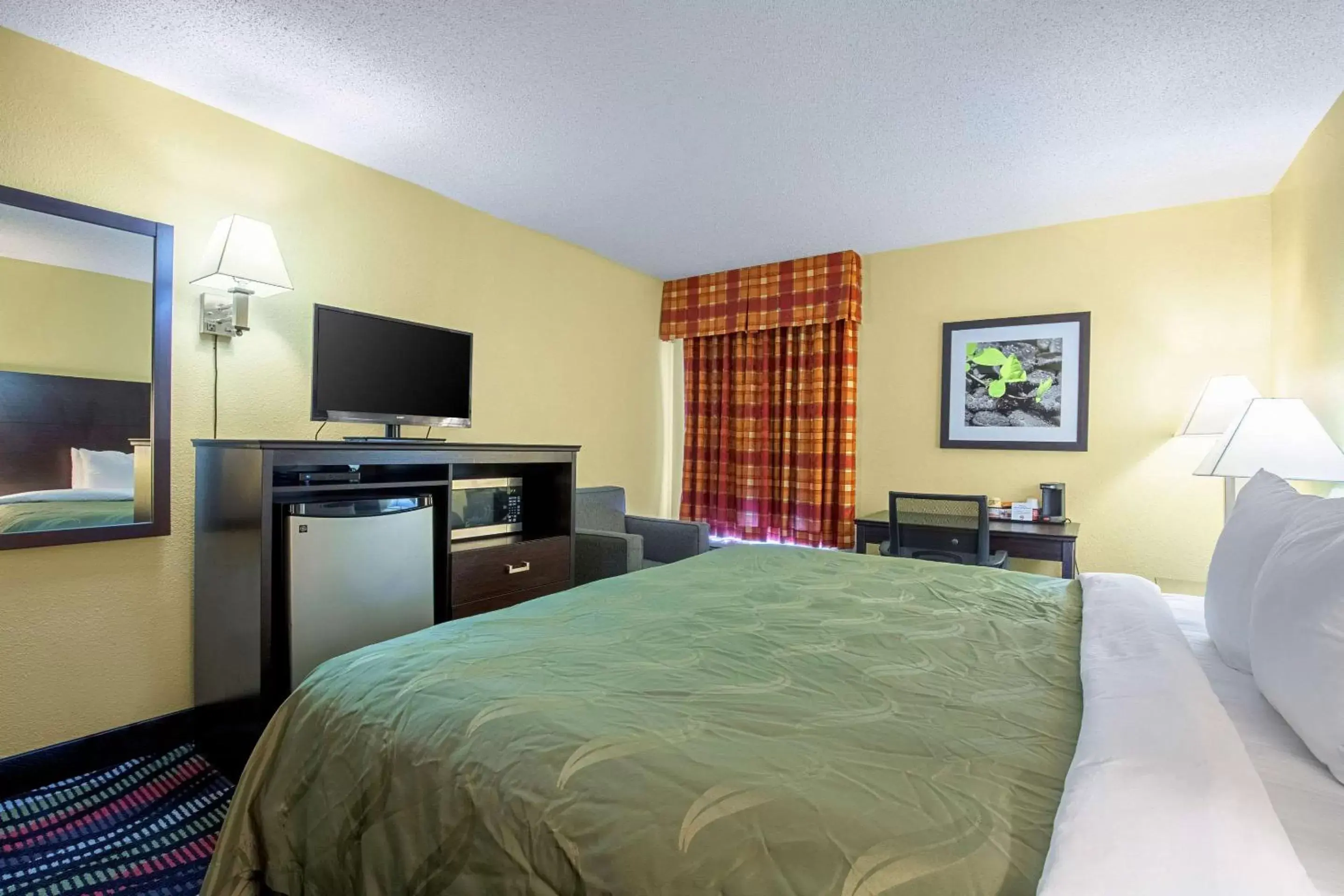 Photo of the whole room, Bed in Quality Inn Holly Springs South