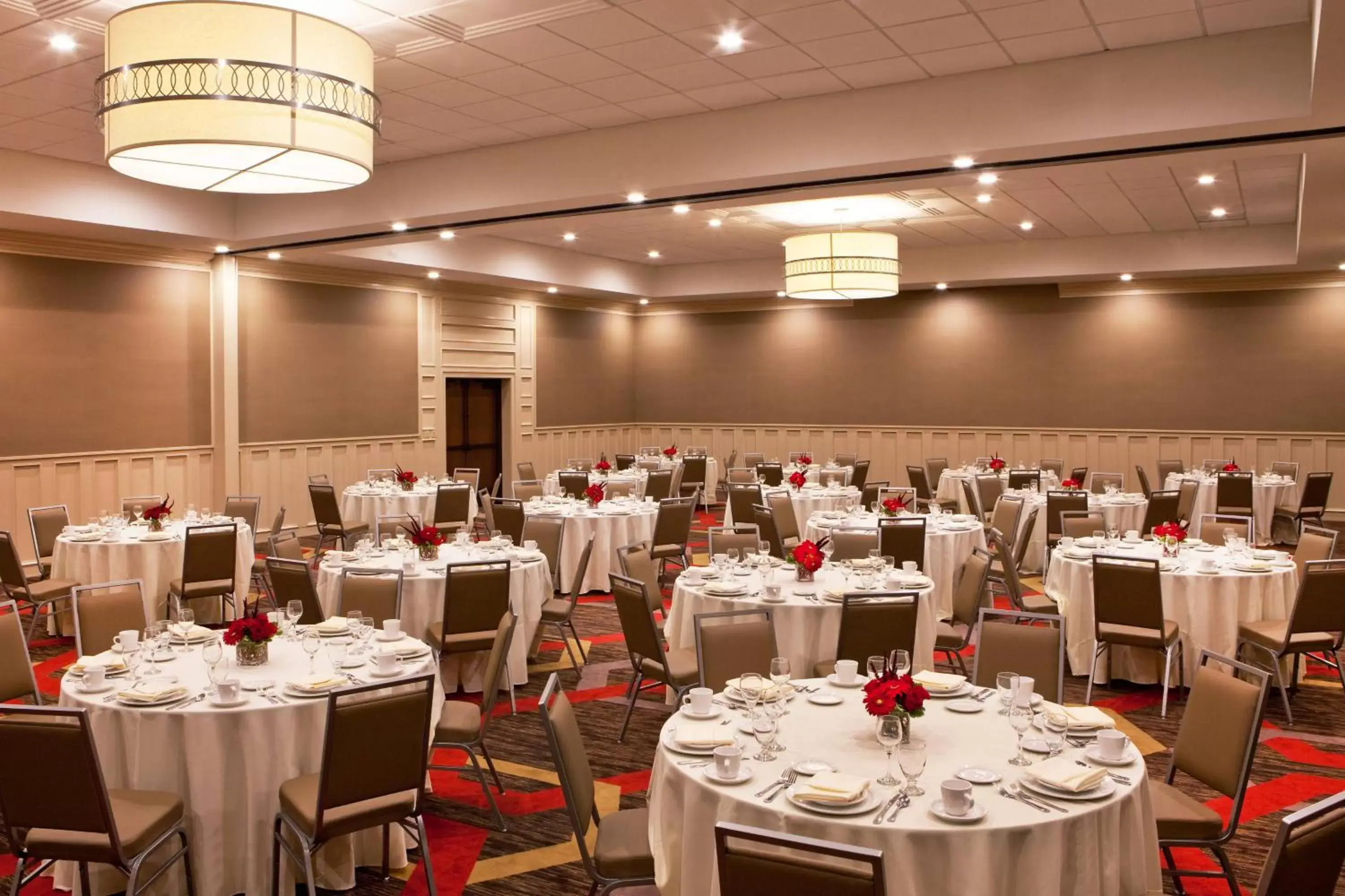 Meeting/conference room, Restaurant/Places to Eat in Four Points By Sheraton - Saginaw