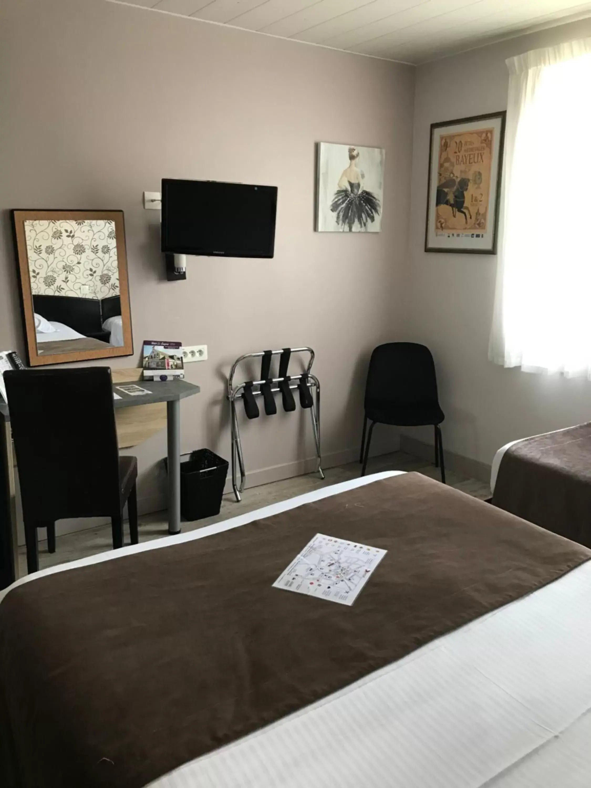 Bedroom, Bed in Hôtel Le Bayeux