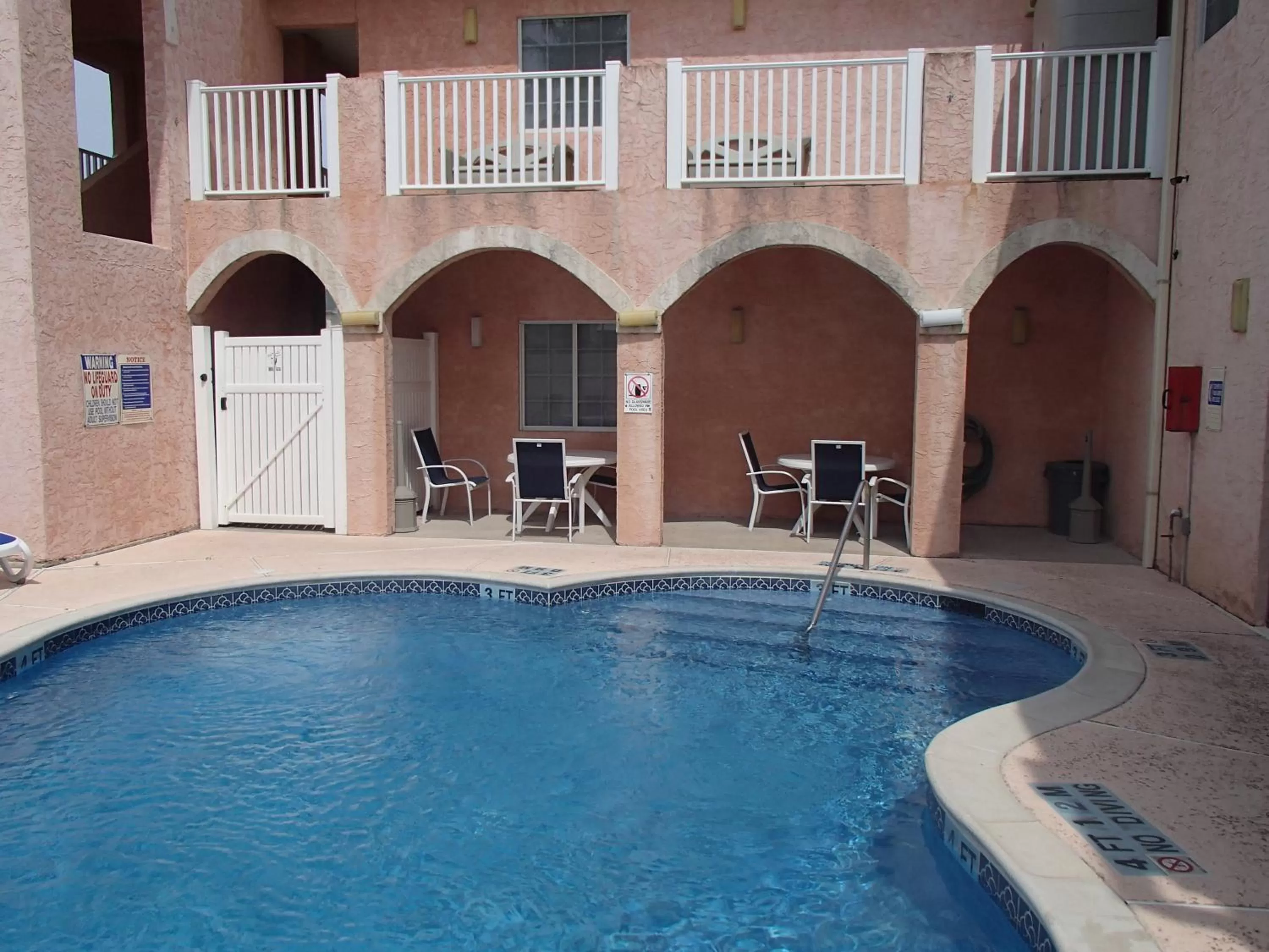 Swimming pool in Flamingo Inn