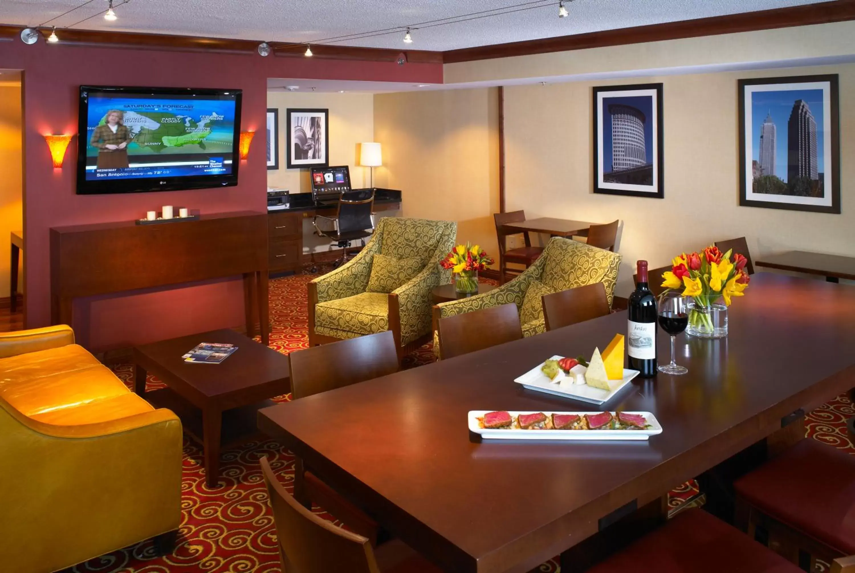 Lounge or bar in Wyndham Cleveland Airport Lounge or bar in Wyndham Cleveland Airport