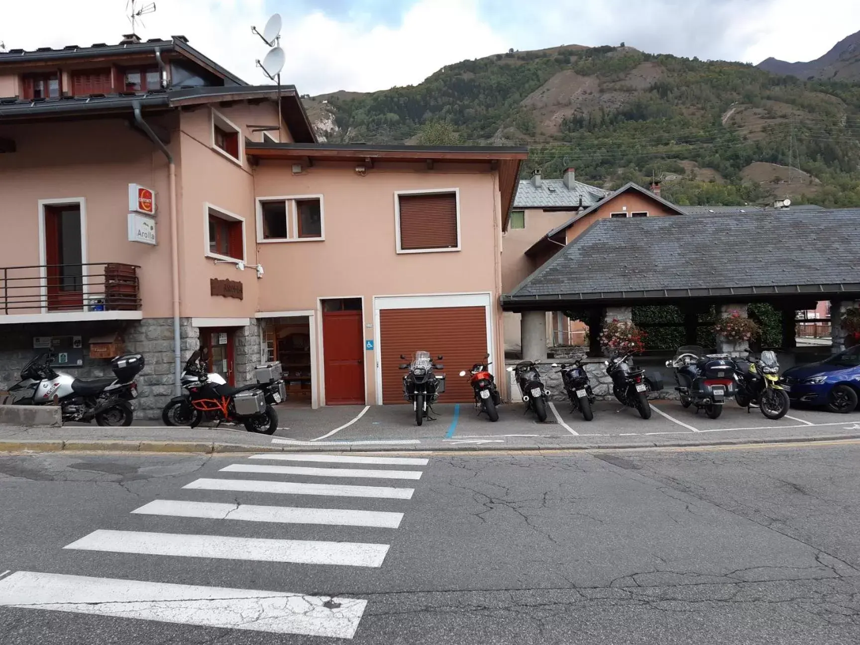 Facade/entrance, Property Building in Hôtel Arolla