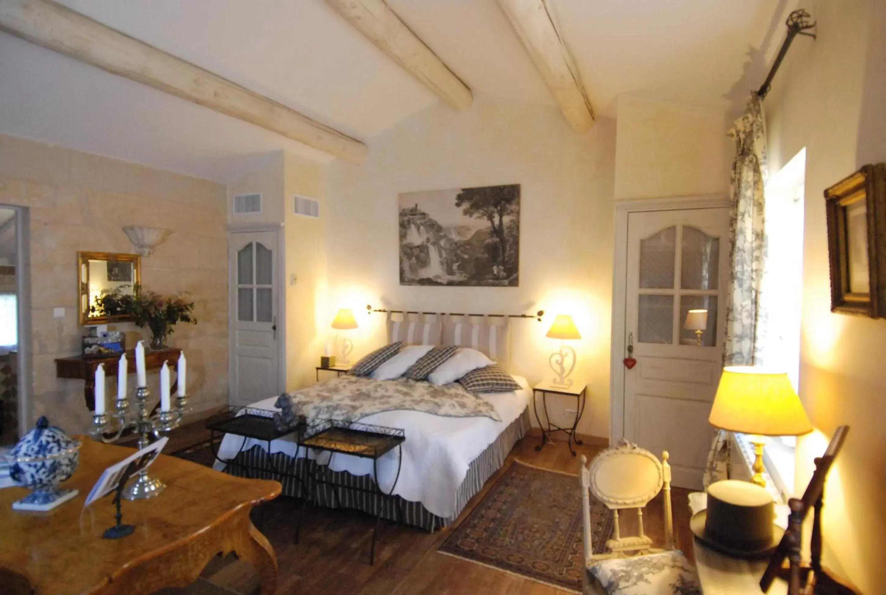 Photo of the whole room, Bed in Mas des Comtes de Provence