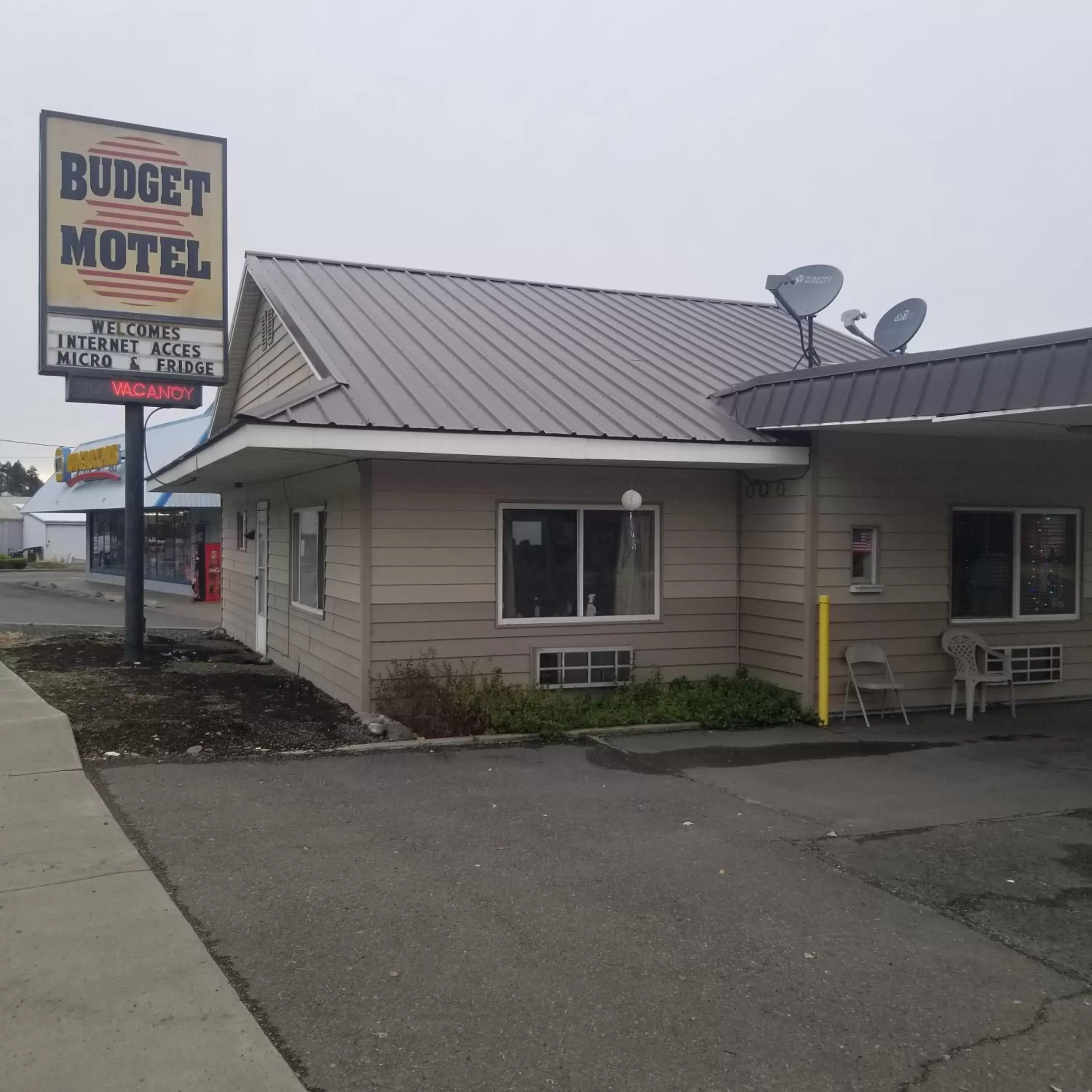 Property Building in Budget 8 Motel