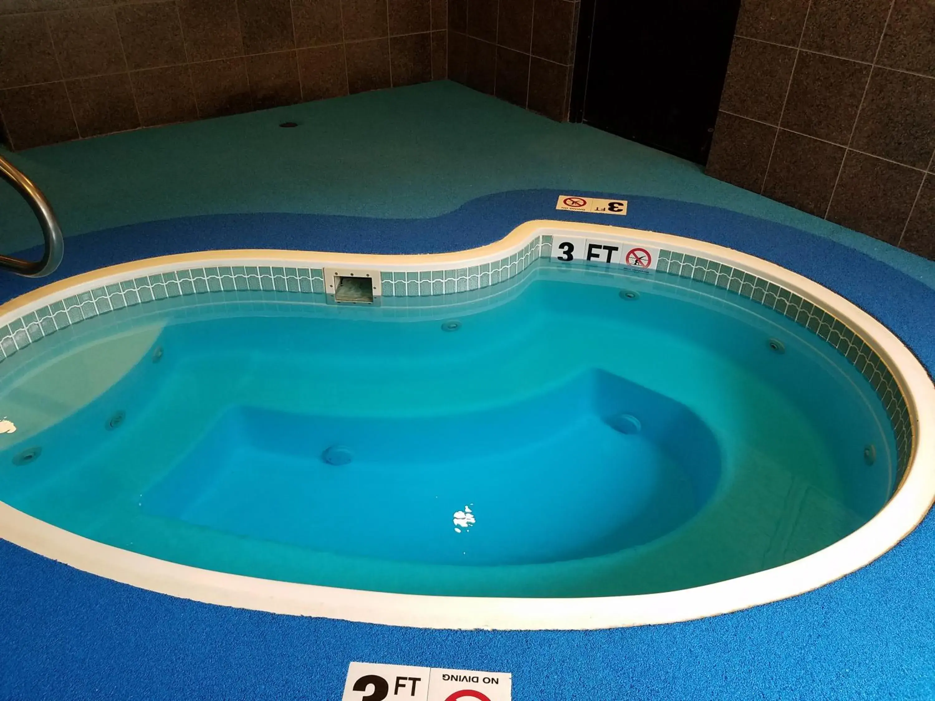Hot Tub, Swimming Pool in Rushmore Express & Suites