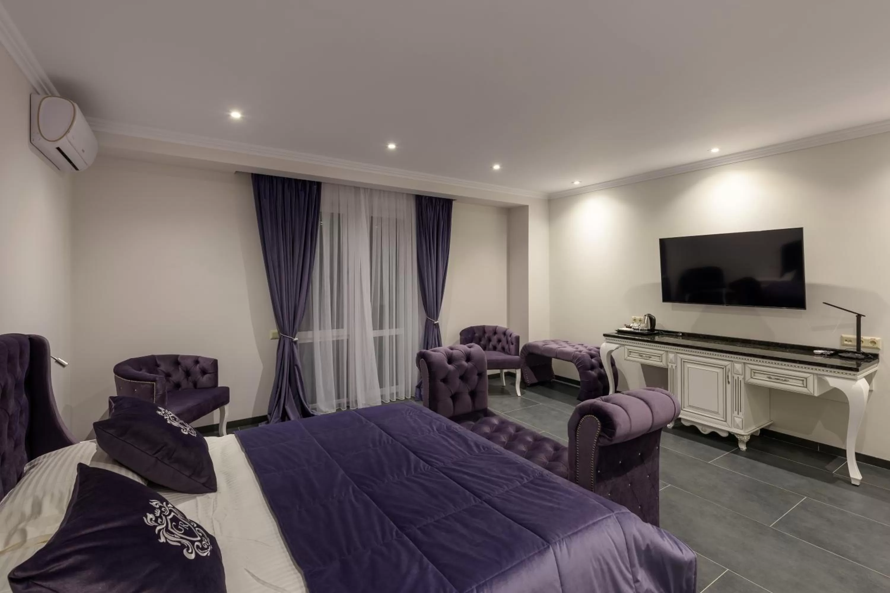 Photo of the whole room, TV/Entertainment Center in Grand Royal