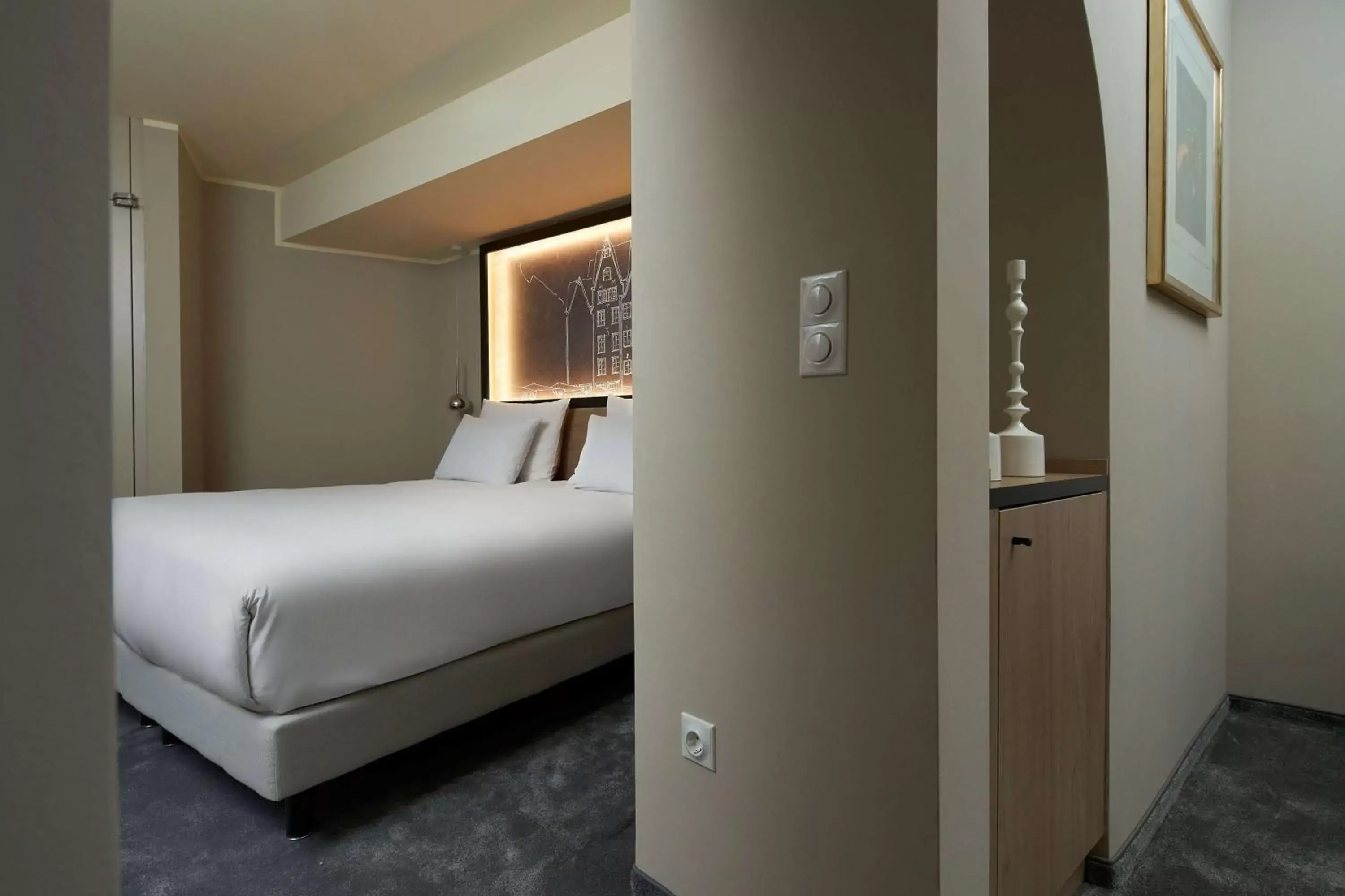 Bed in Wasserturm Hotel Cologne, Curio Collection by Hilton