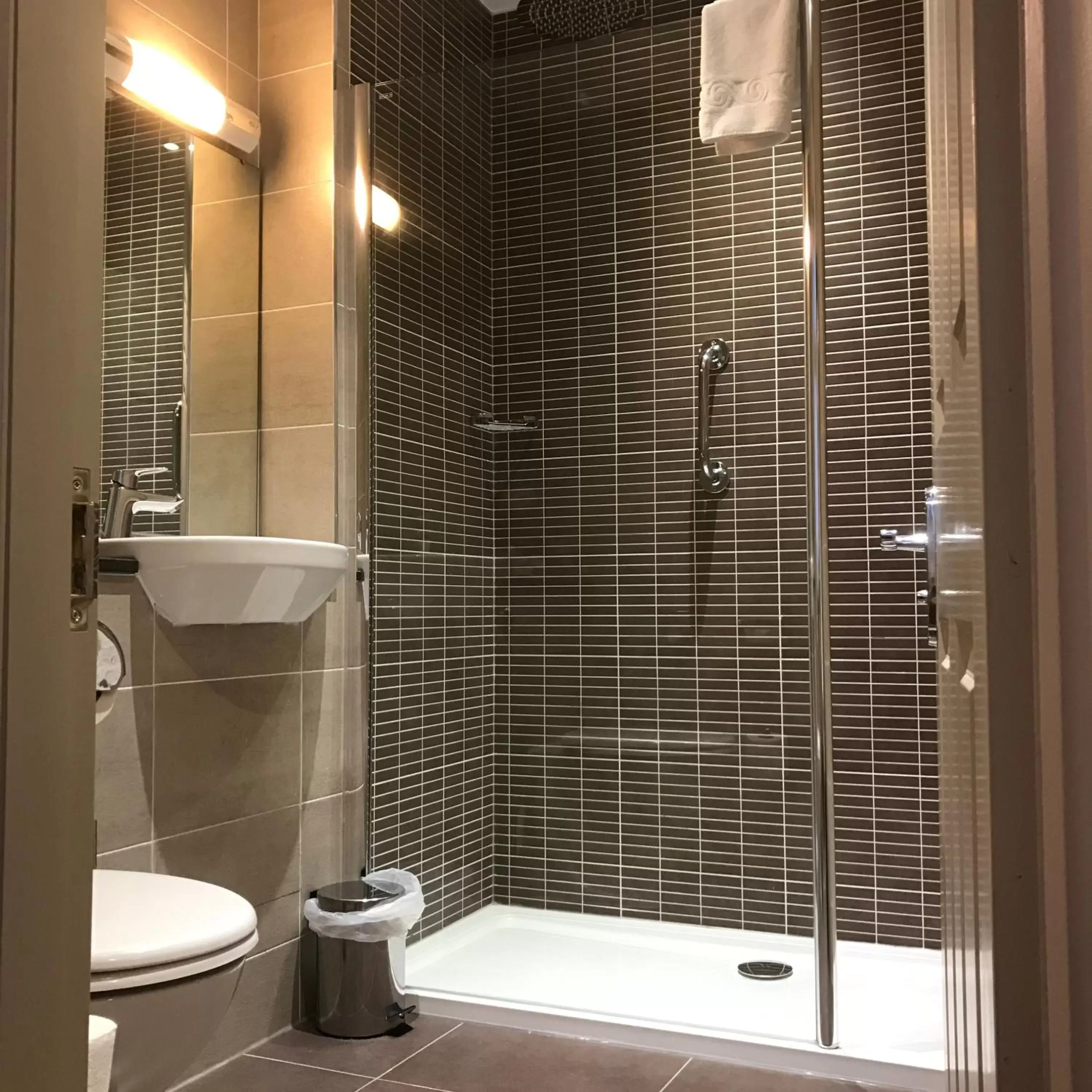 Bathroom in Crown & Mitre Hotel