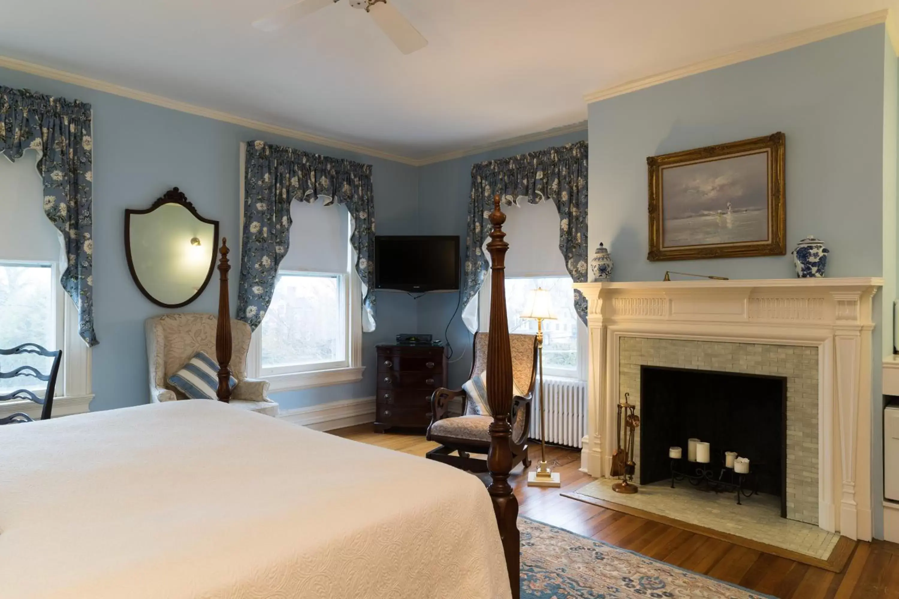 Bedroom, TV/Entertainment Center in Stanton House Inn