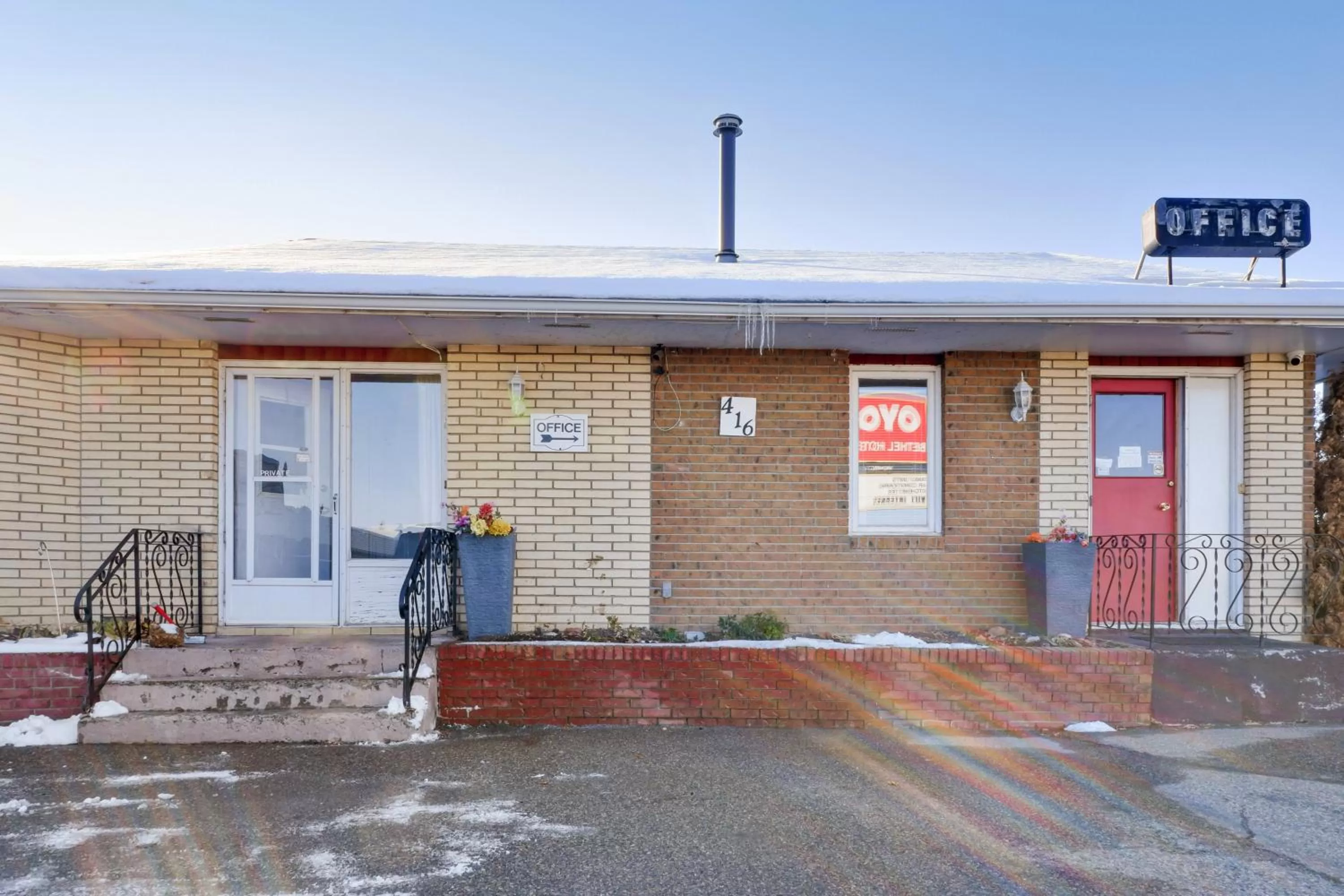 Facade/entrance in Hotel Bethel - Fort MacLeod, AB