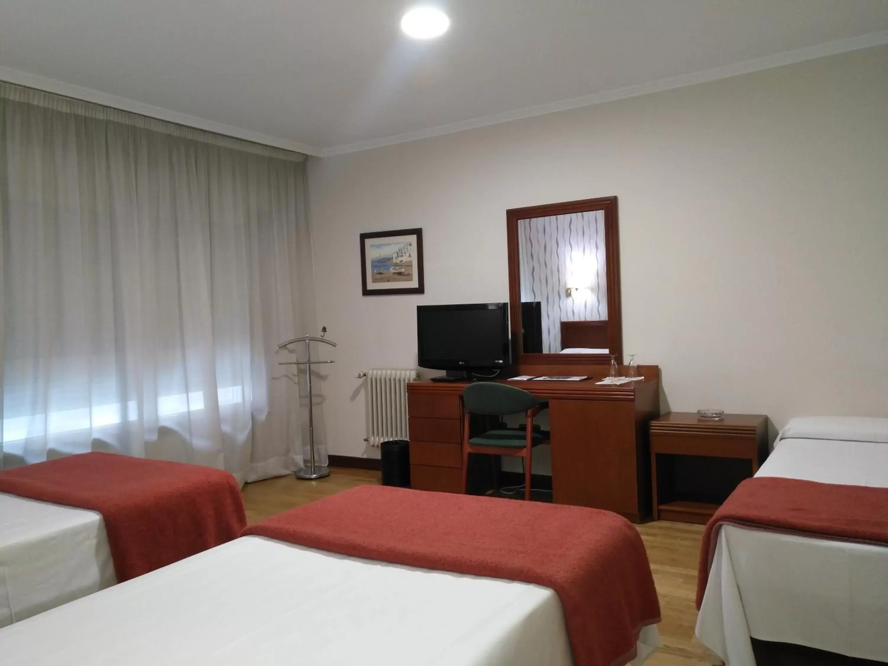 Bedroom, TV/Entertainment Center in Hotel Villa de Marin