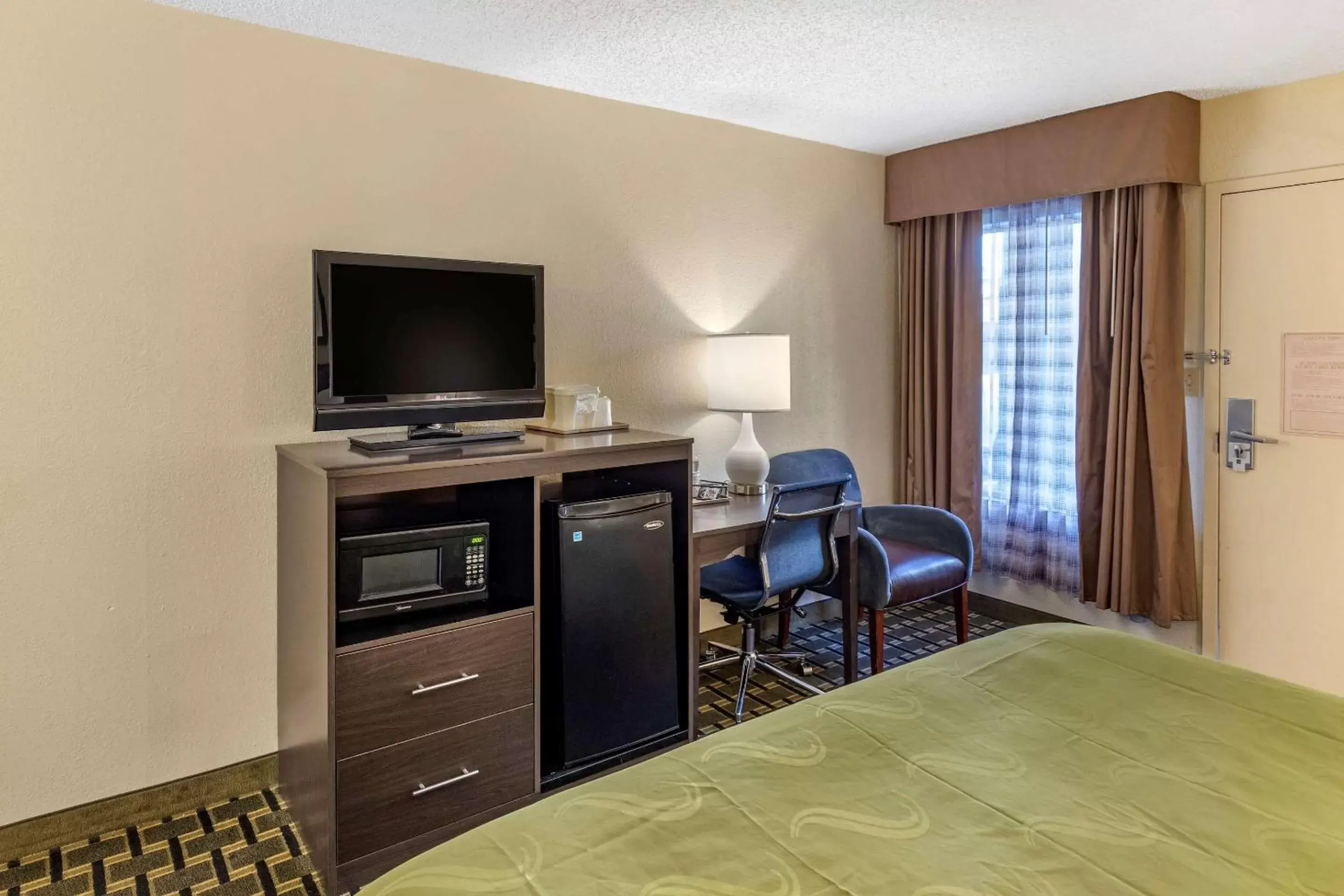 Photo of the whole room, TV/Entertainment Center in Quality Inn Duluth - Atlanta Northeast