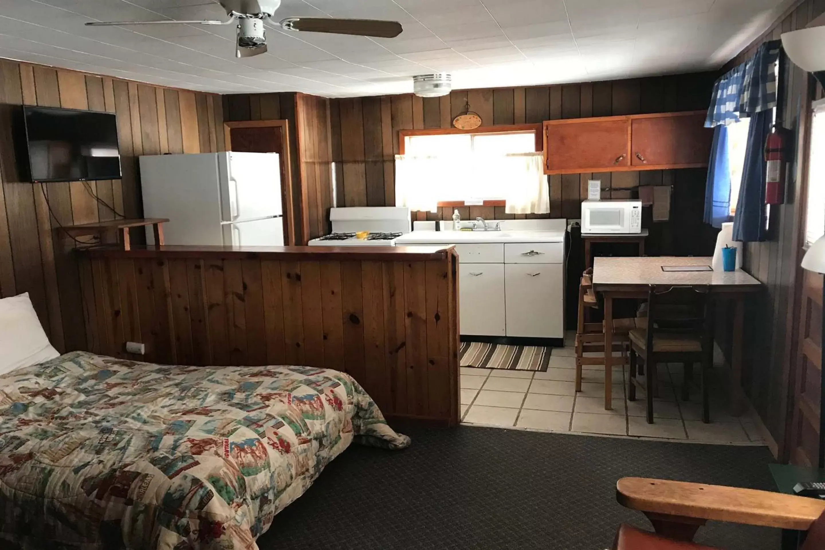 Bed, Kitchen/Kitchenette in Elkhorn Lodge
