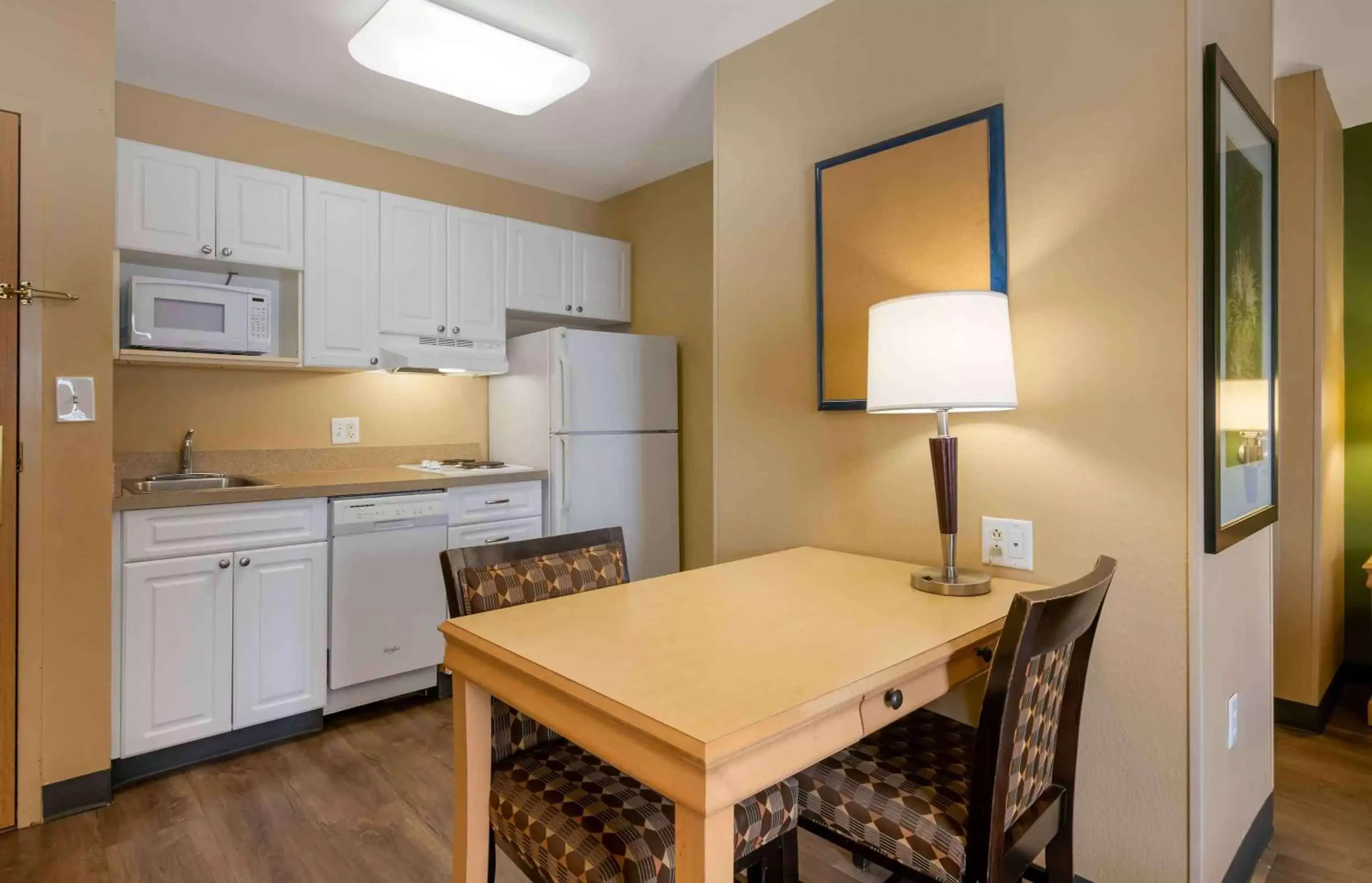 Bedroom, Kitchen/Kitchenette in Extended Stay America Suites - Orlando - Convention Center - Universal Blvd