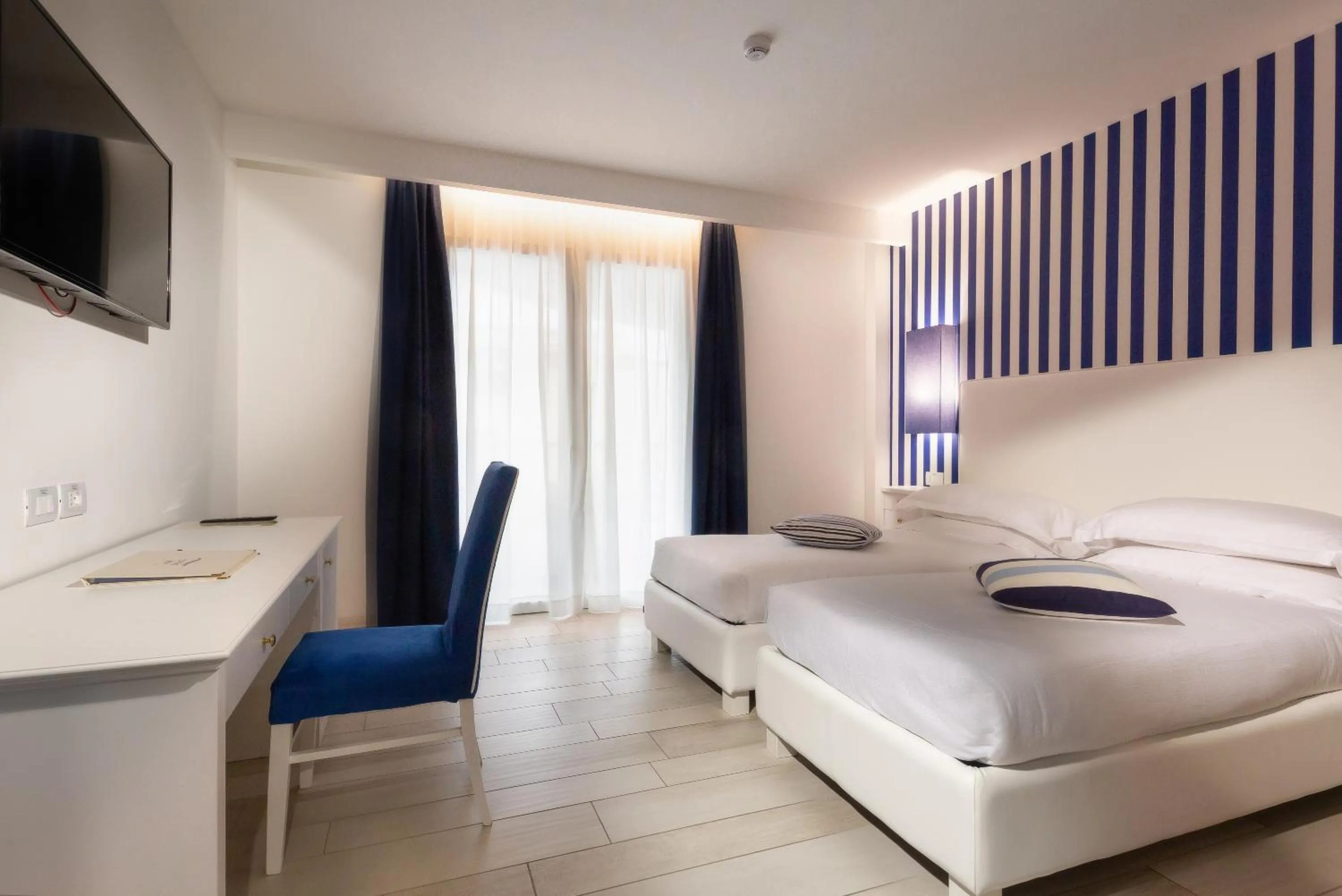 hair dresser, Bed in AQA Palace