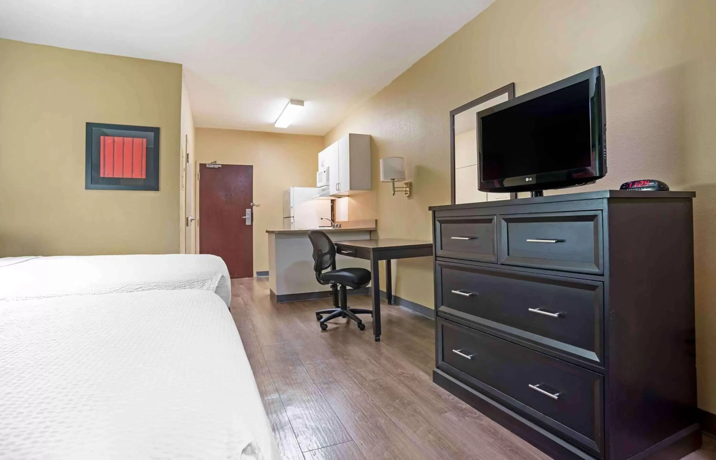 Bedroom, TV/Entertainment Center in Extended Stay America Suites - Baton Rouge - Citiplace