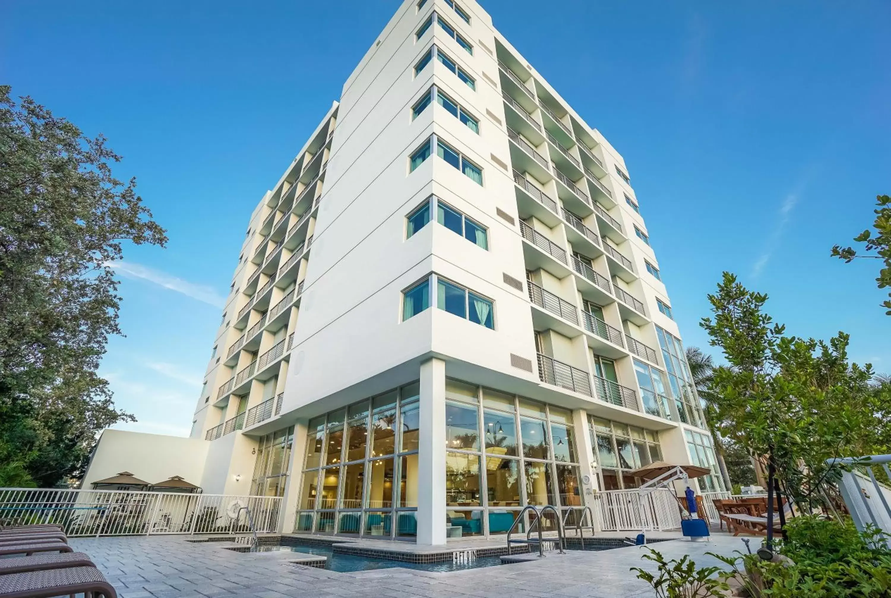 Swimming pool, Property Building in Maritime Hotel Fort Lauderdale Cruise Port