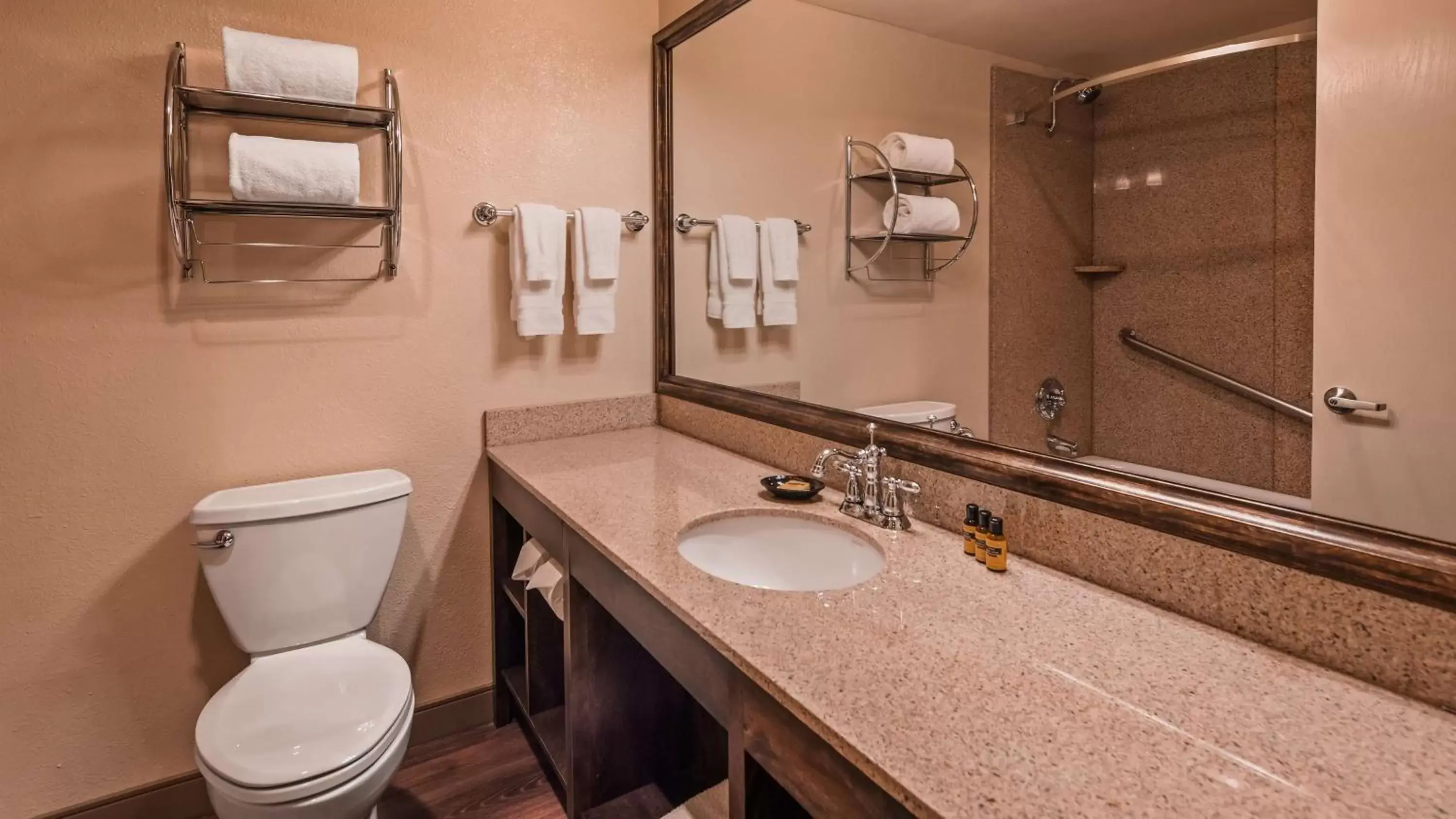 Photo of the whole room, Bathroom in Best Western Plus Rivershore Hotel