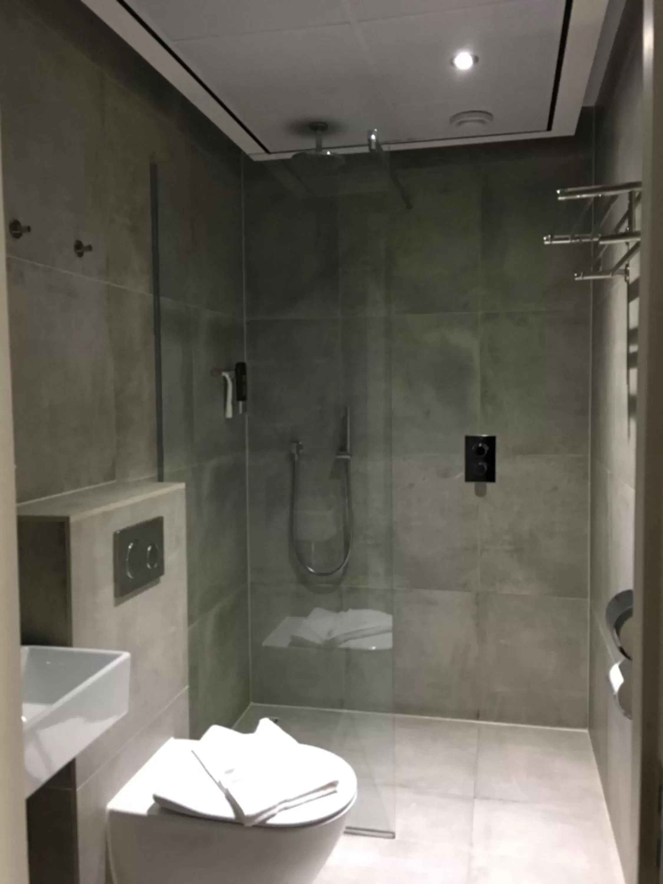 Shower, Bathroom in Hotel Mosaic City Centre