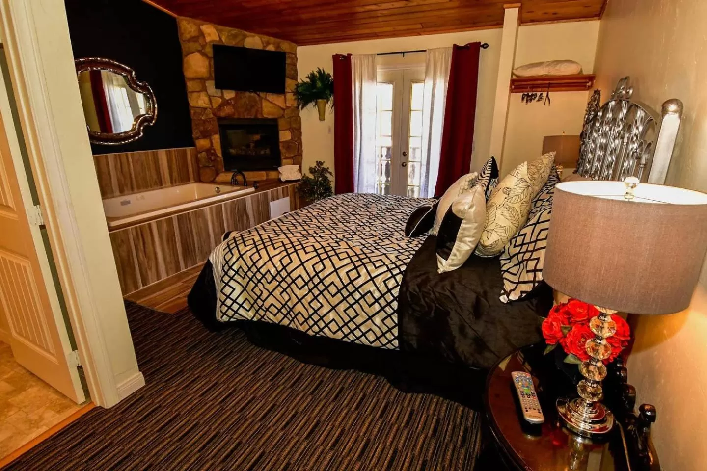 Photo of the whole room, Bed in Black Forest Lodge