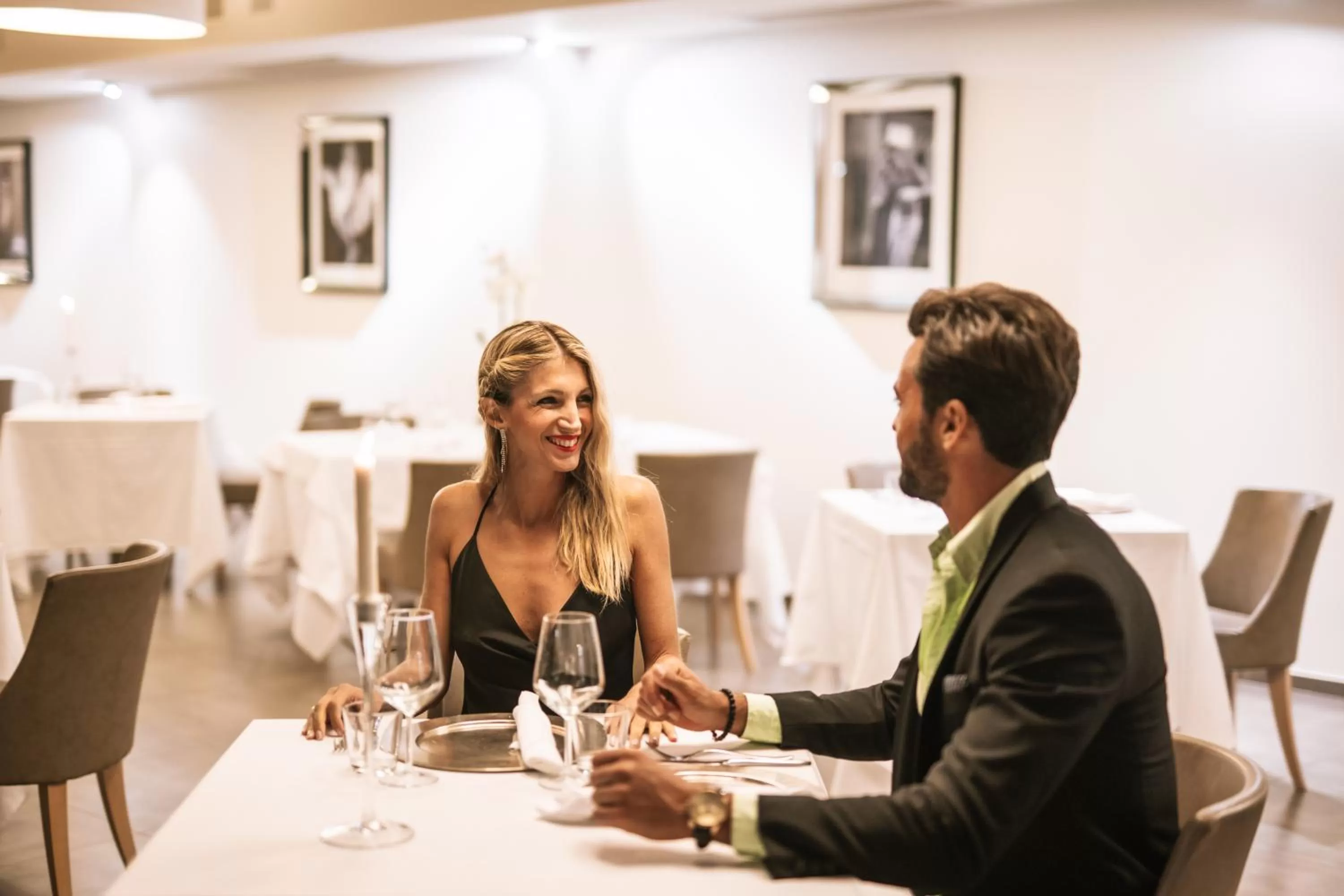 Restaurant/places to eat in Hotel De La Ville