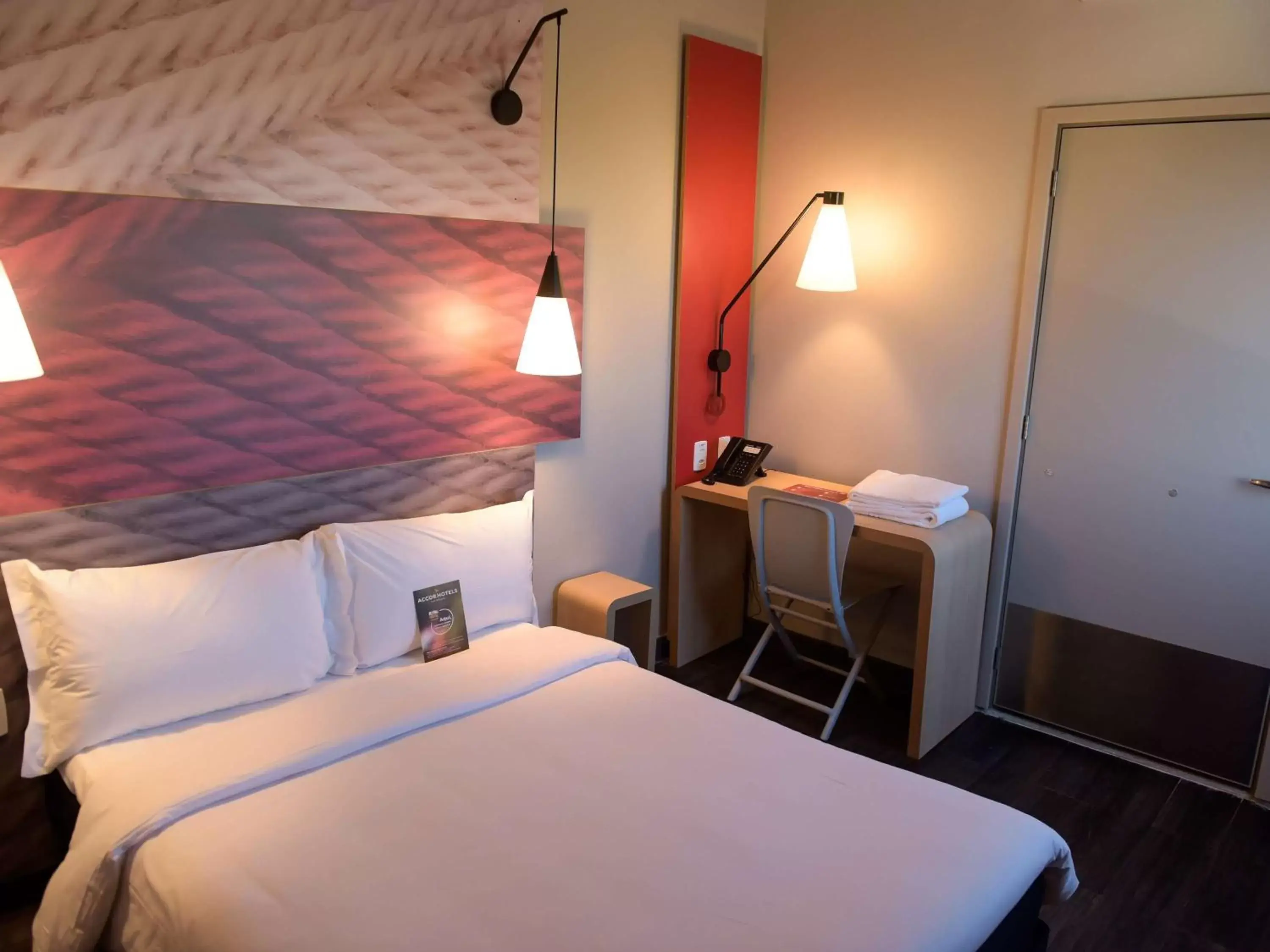 Photo of the whole room, Bed in ibis Tatui