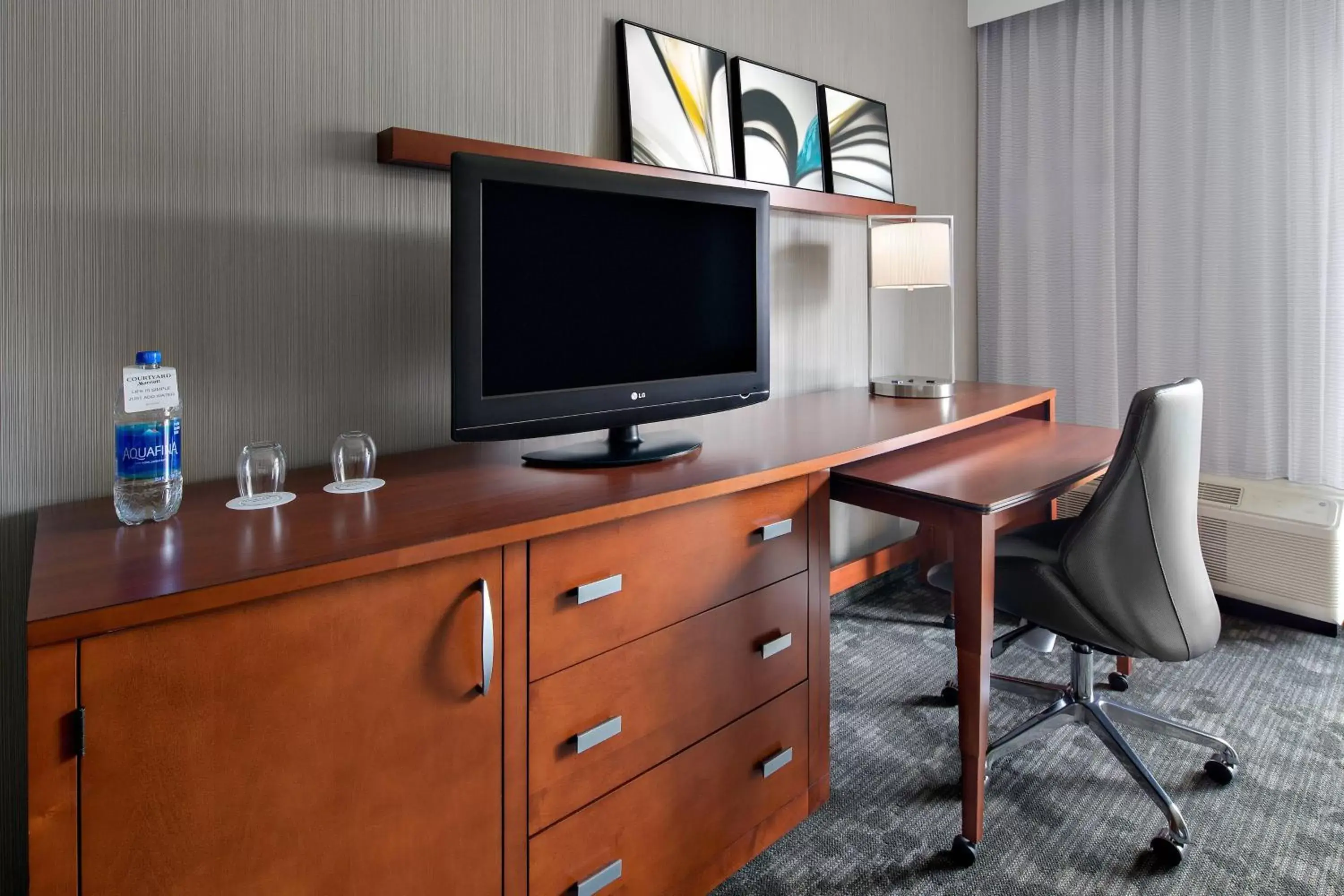 Photo of the whole room, TV/Entertainment Center in Courtyard by Marriott Pittsburgh Airport