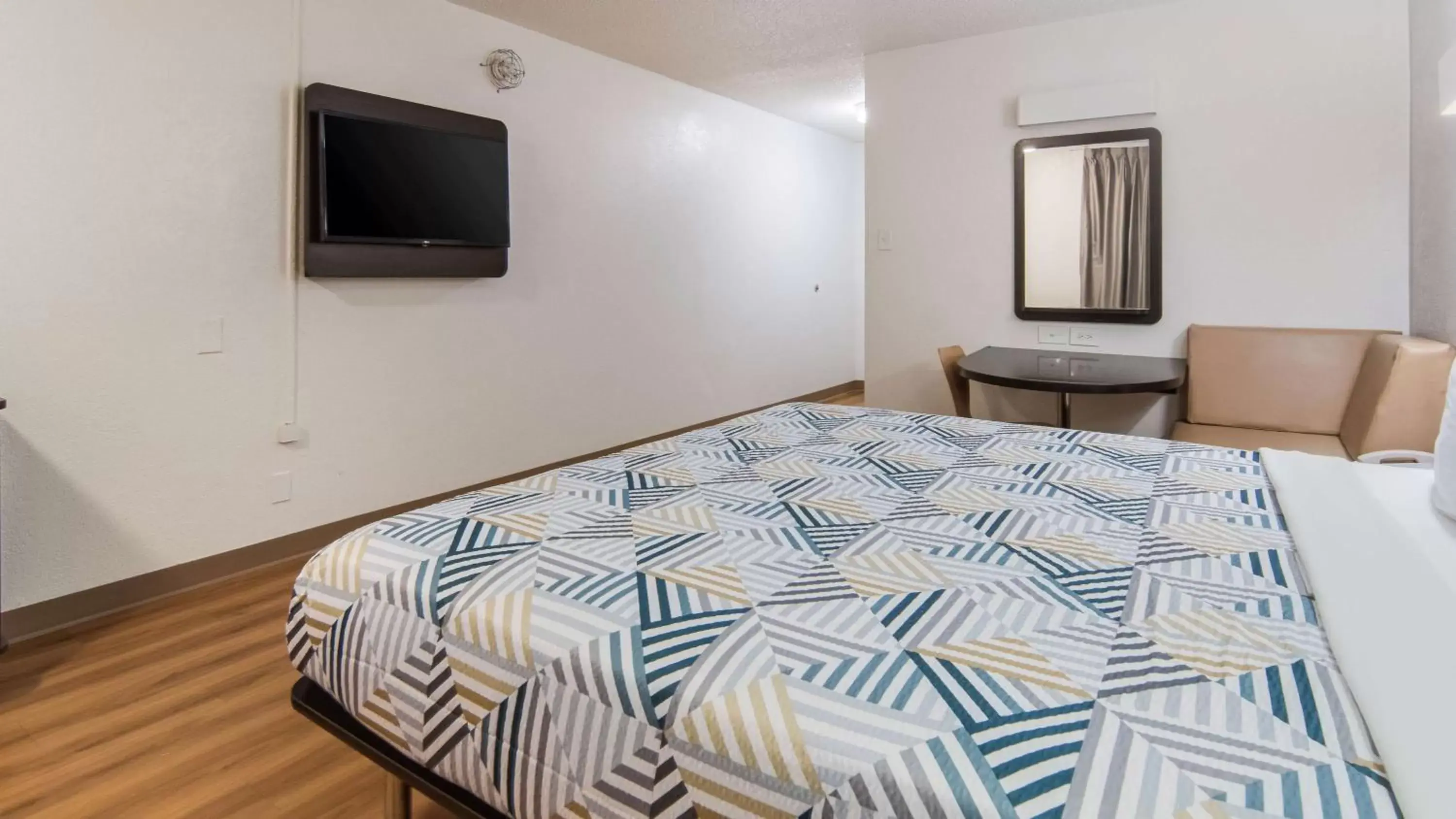 Bedroom, Bed in Motel 6-Addison, TX - Dallas