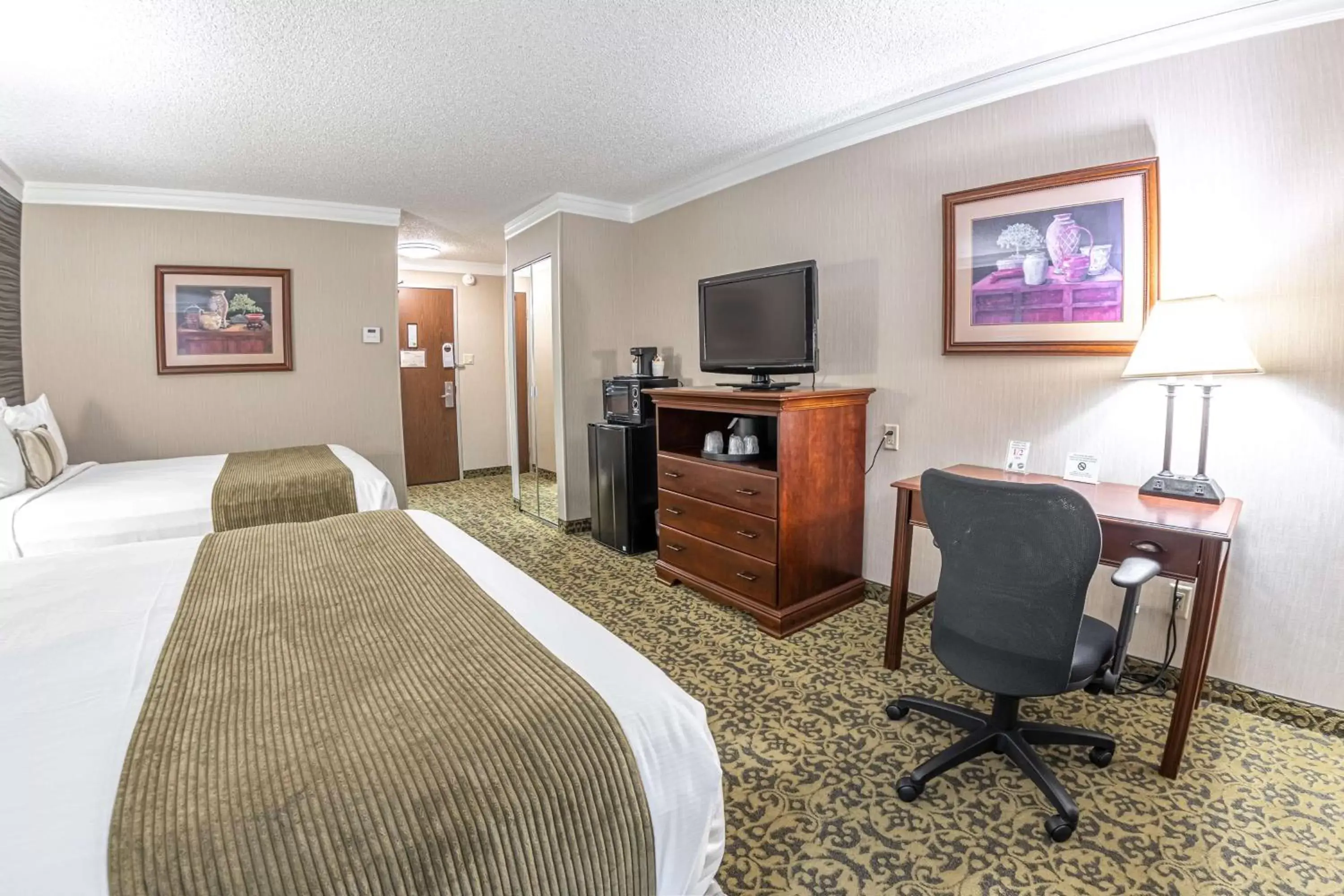 Bedroom, TV/Entertainment Center in Salt Lake Plaza Hotel SureStay Collection by Best Western