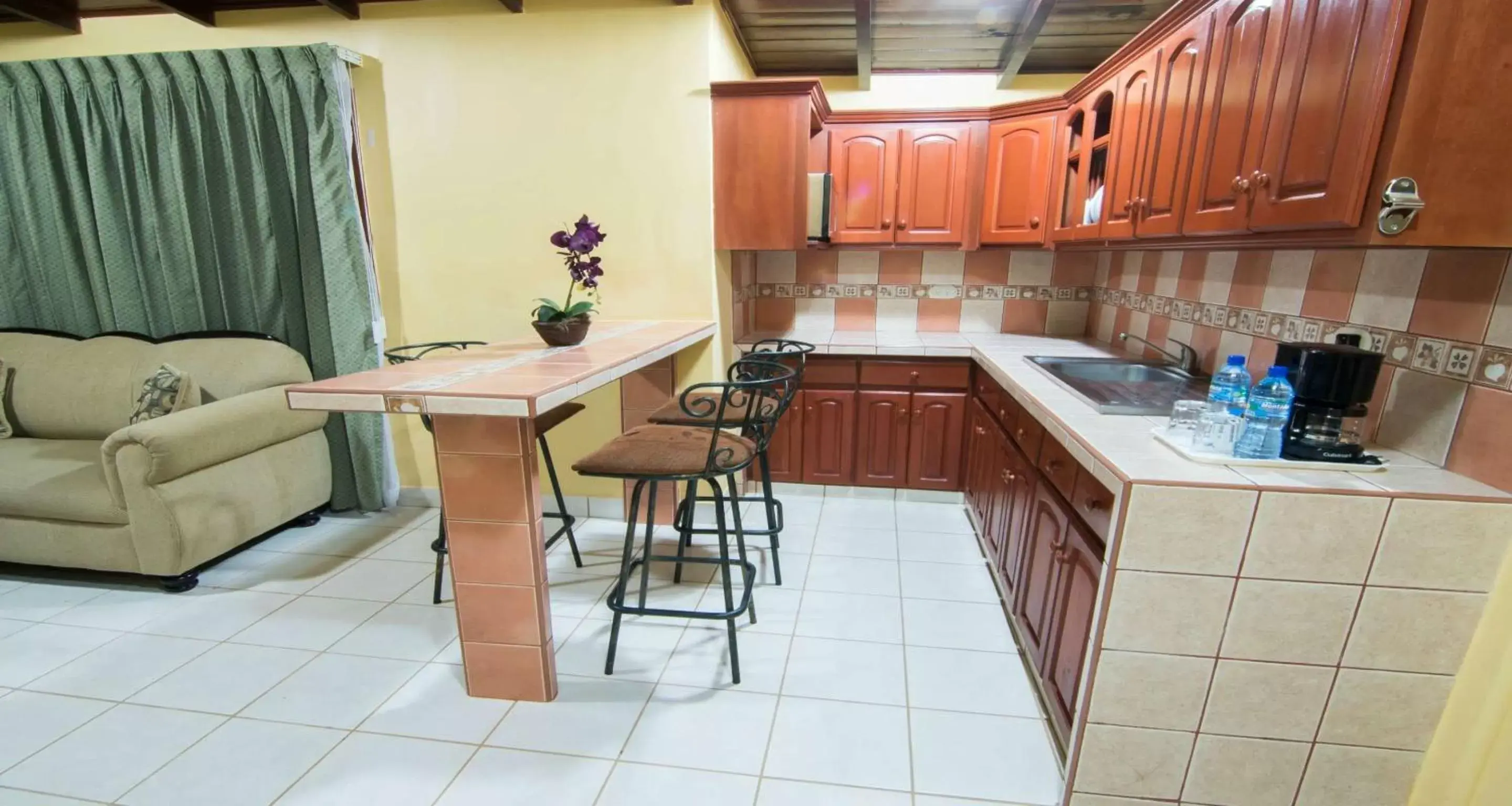 Photo of the whole room, Kitchen/Kitchenette in Best Western Las Mercedes Airport