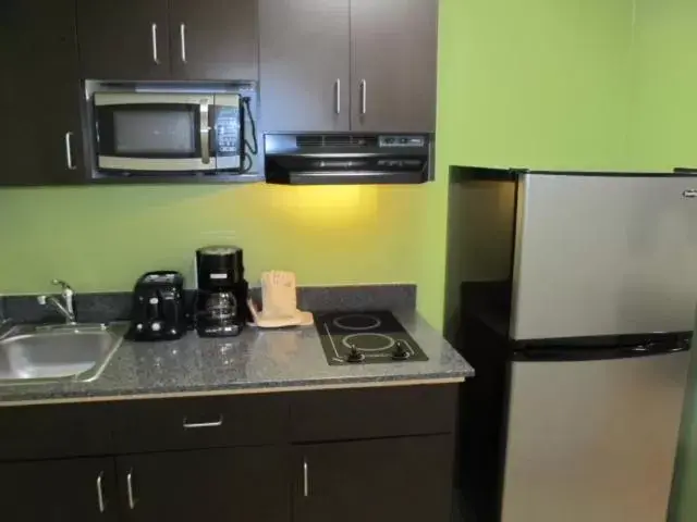 Kitchen/Kitchenette in Motel 6-Columbus, GA - Downtown