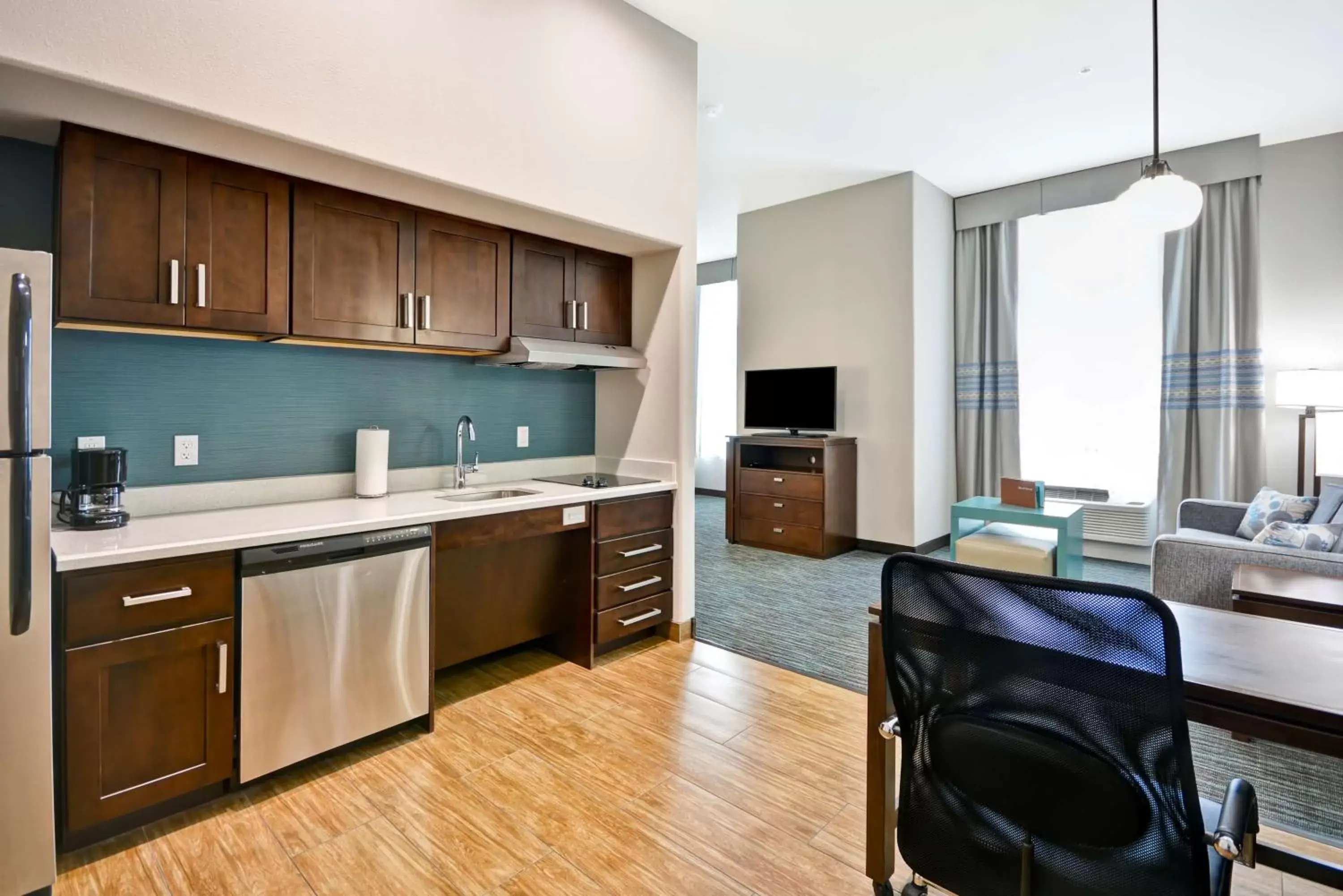 Living room, Kitchen/Kitchenette in Homewood Suites By Hilton Galveston