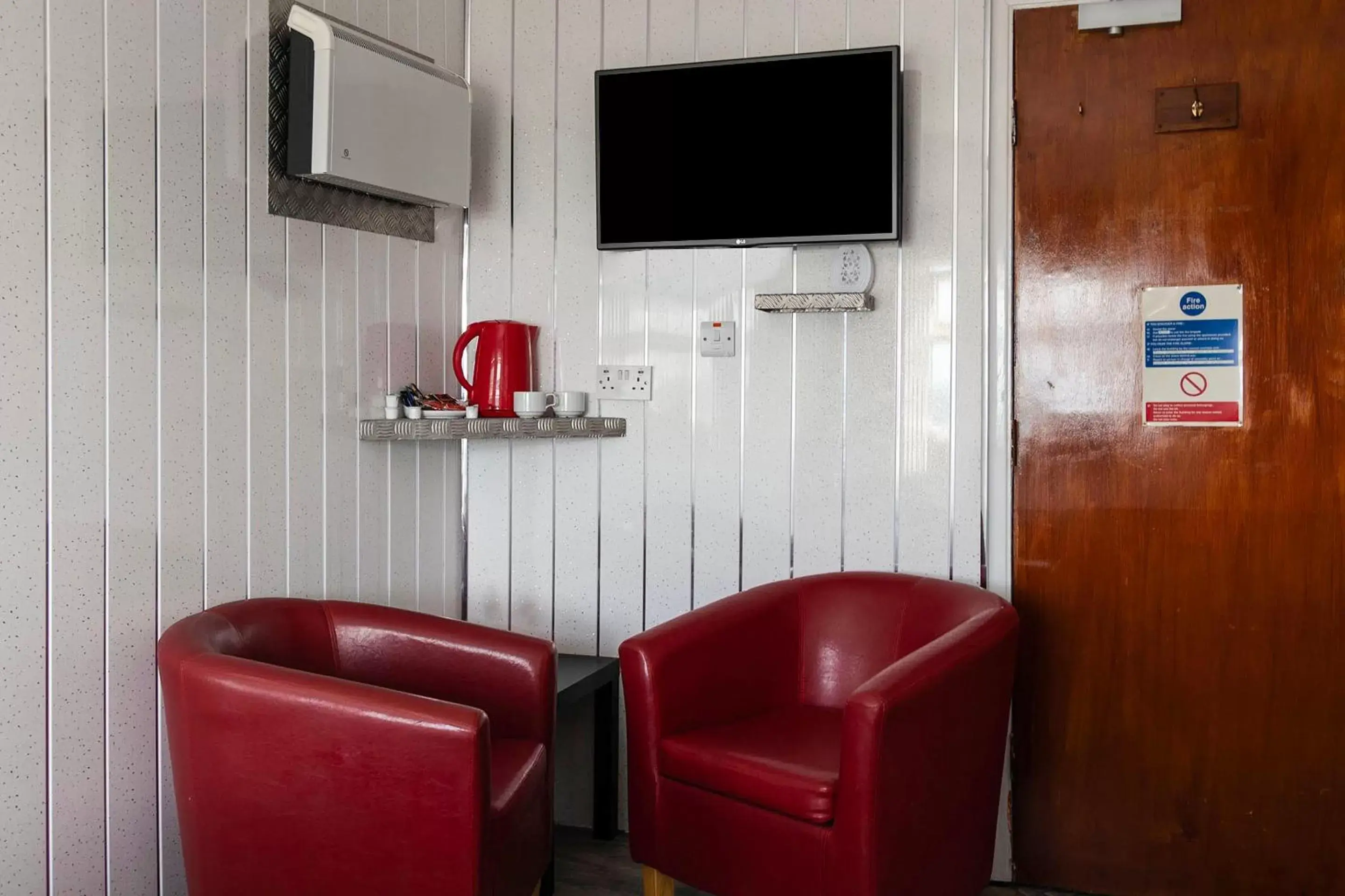 Seating area, TV/Entertainment Center in OYO Harlands Hotel
