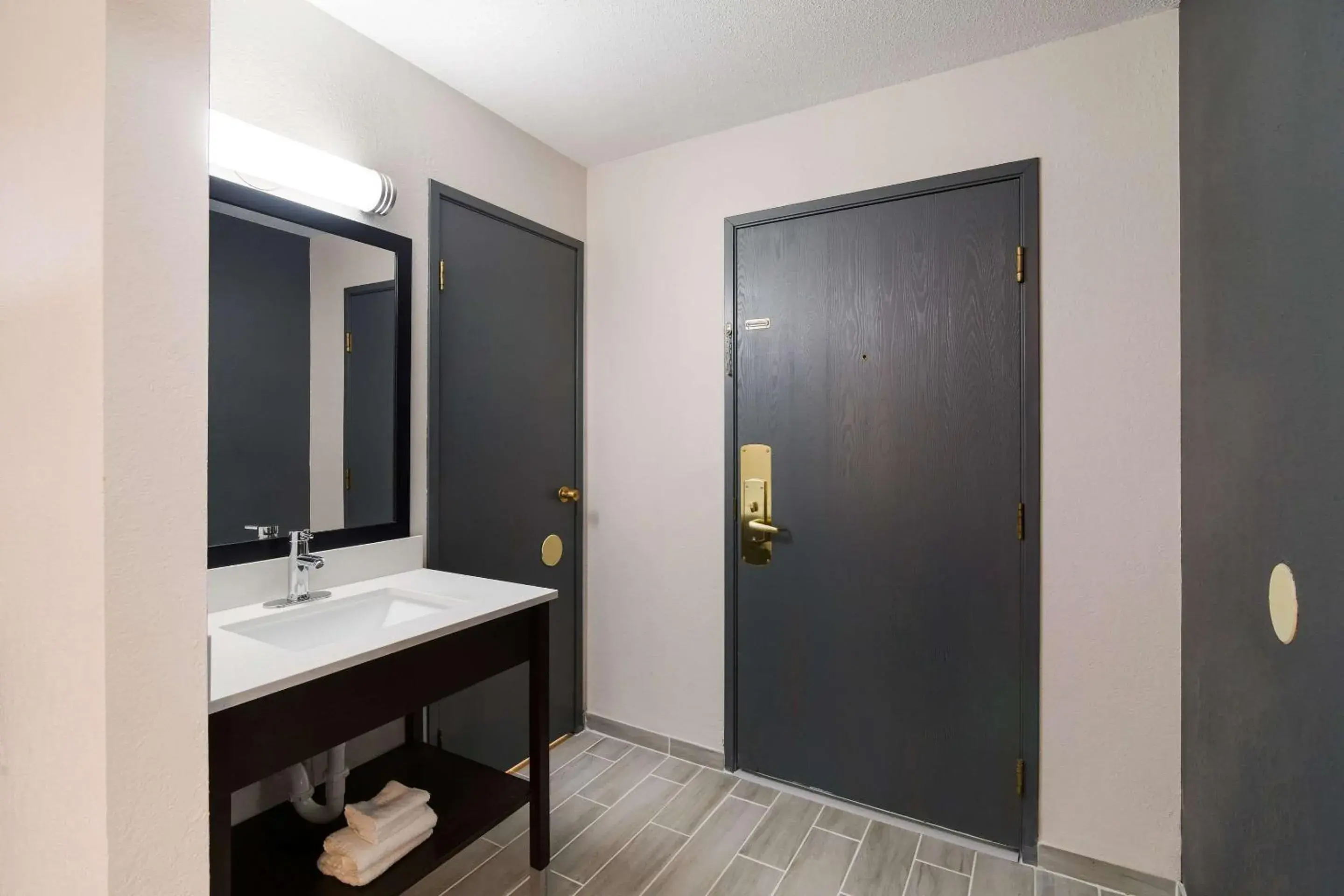 Photo of the whole room, Bathroom in Econo Lodge Williston