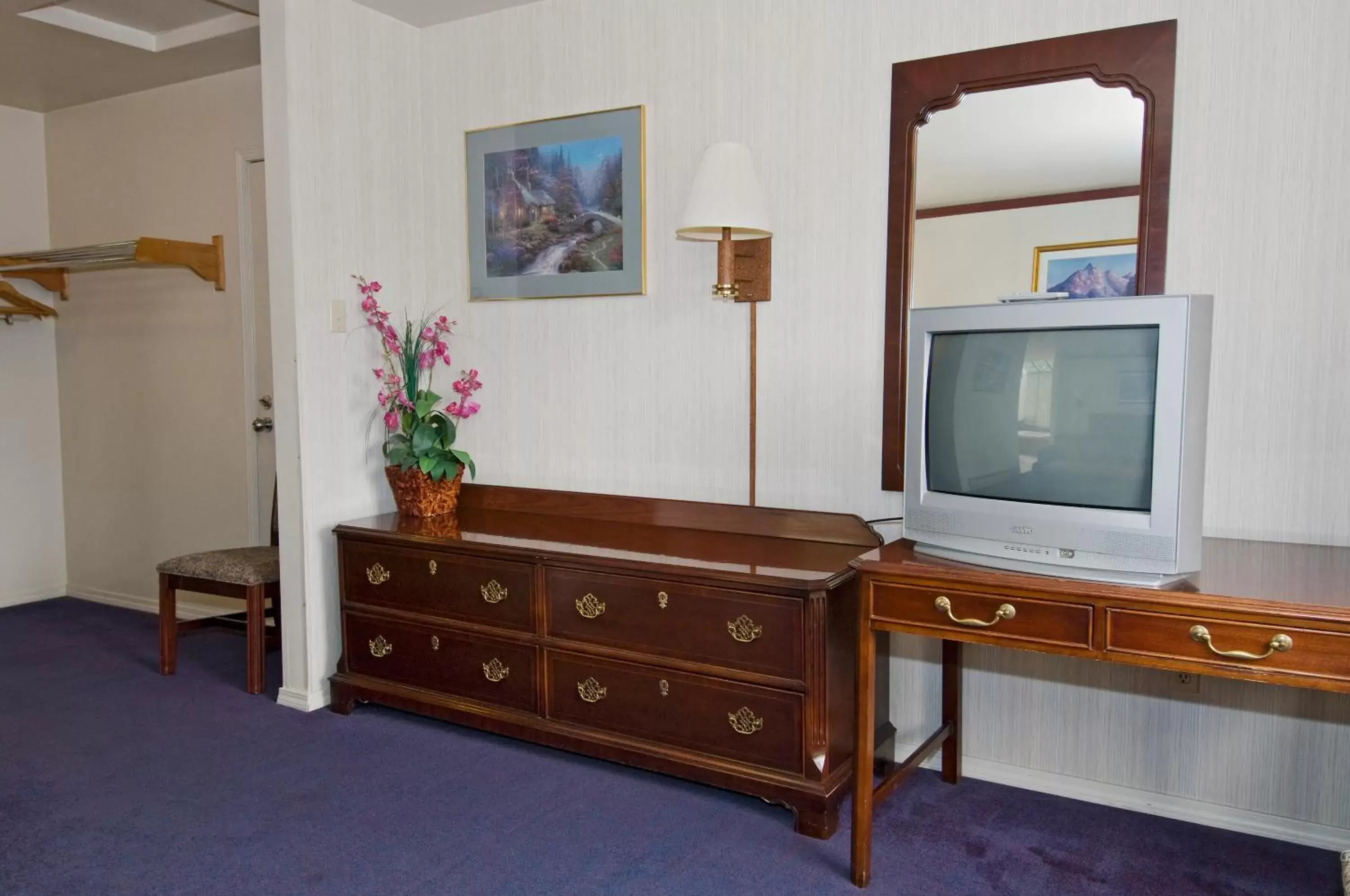 TV and multimedia, TV/Entertainment Center in Sequim Bay Lodge
