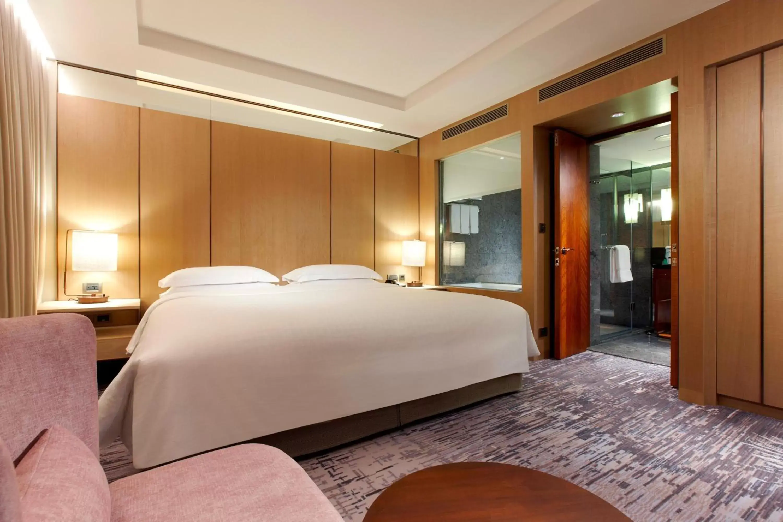 Bedroom, Bed in Sheraton Grand Taipei Hotel