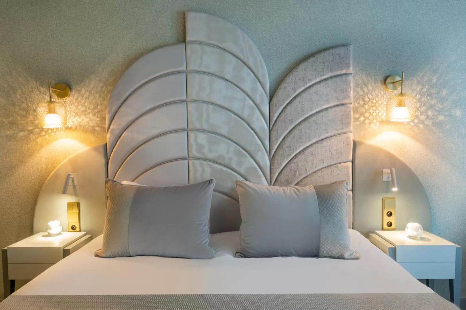 Photo of the whole room, Bed in Hôtel le Derby Alma by Inwood Hotels