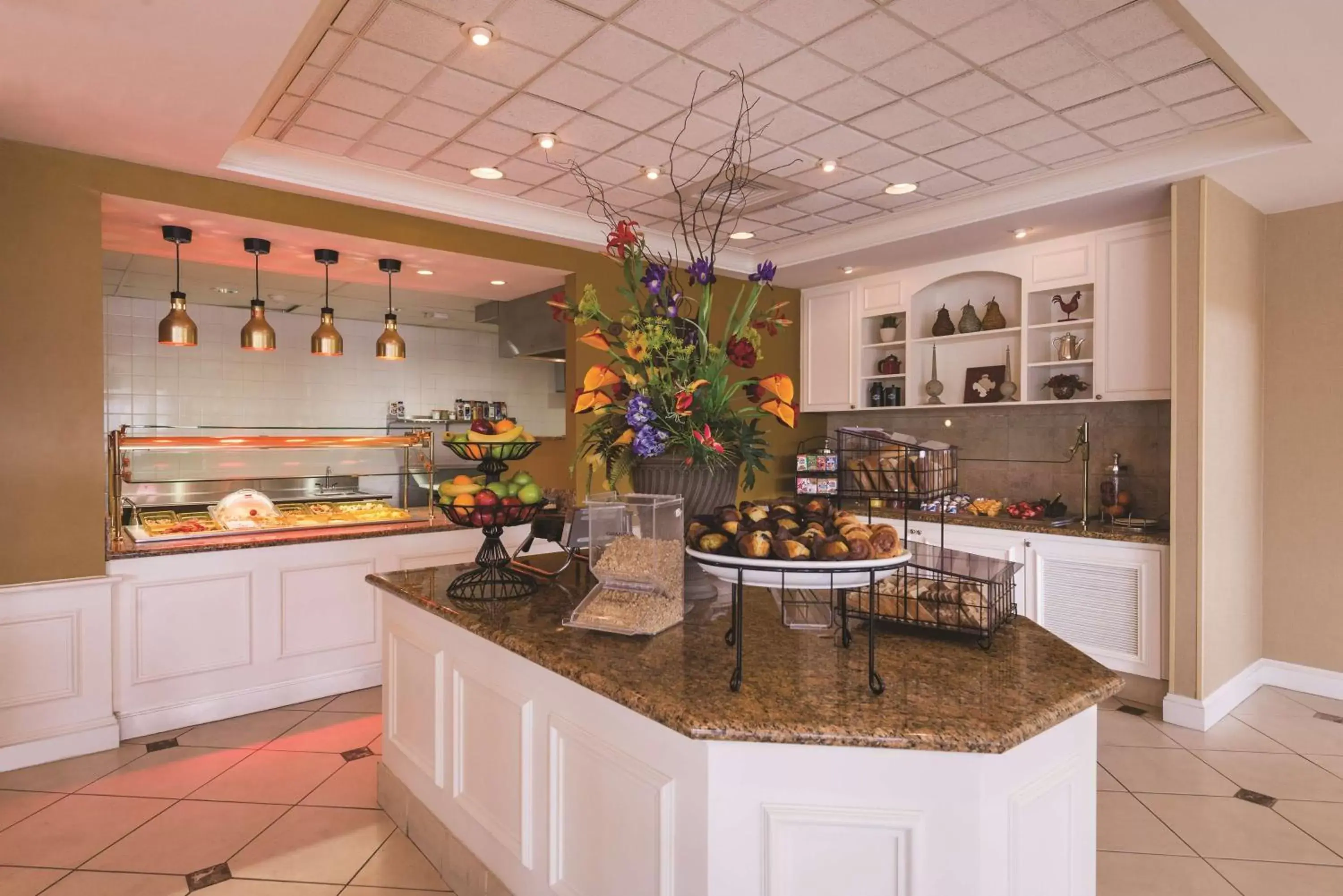 Dining area, Kitchen/Kitchenette in Hilton Garden Inn Meridian