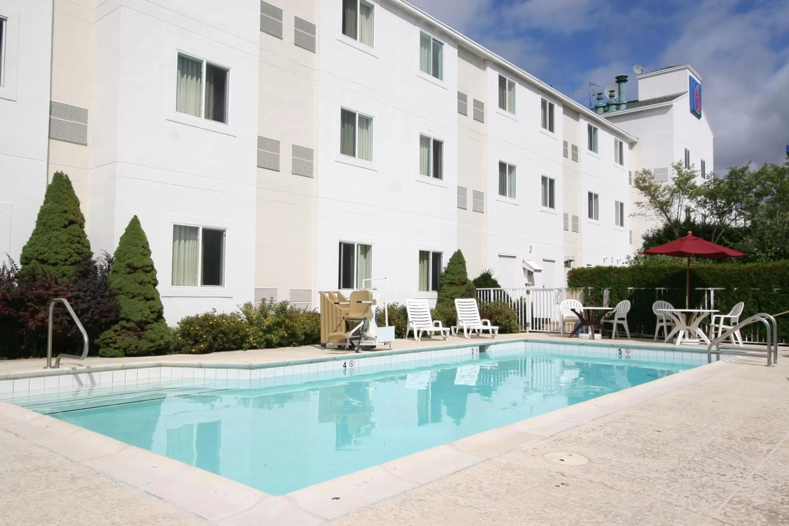 Swimming Pool in Motel 6-Colchester, VT - Burlington