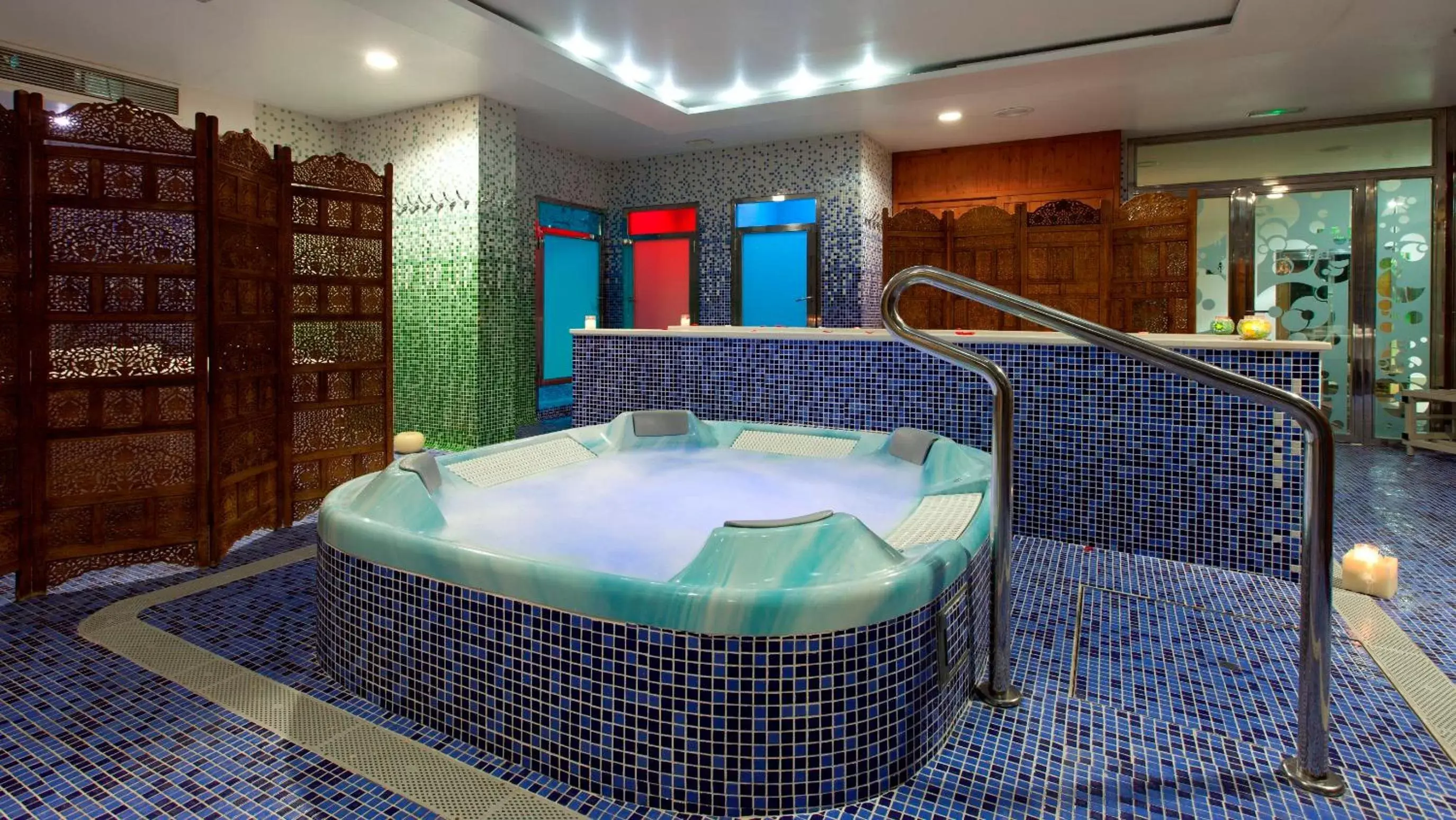 Hot Tub, Bathroom in Hotel Deloix 4* Sup