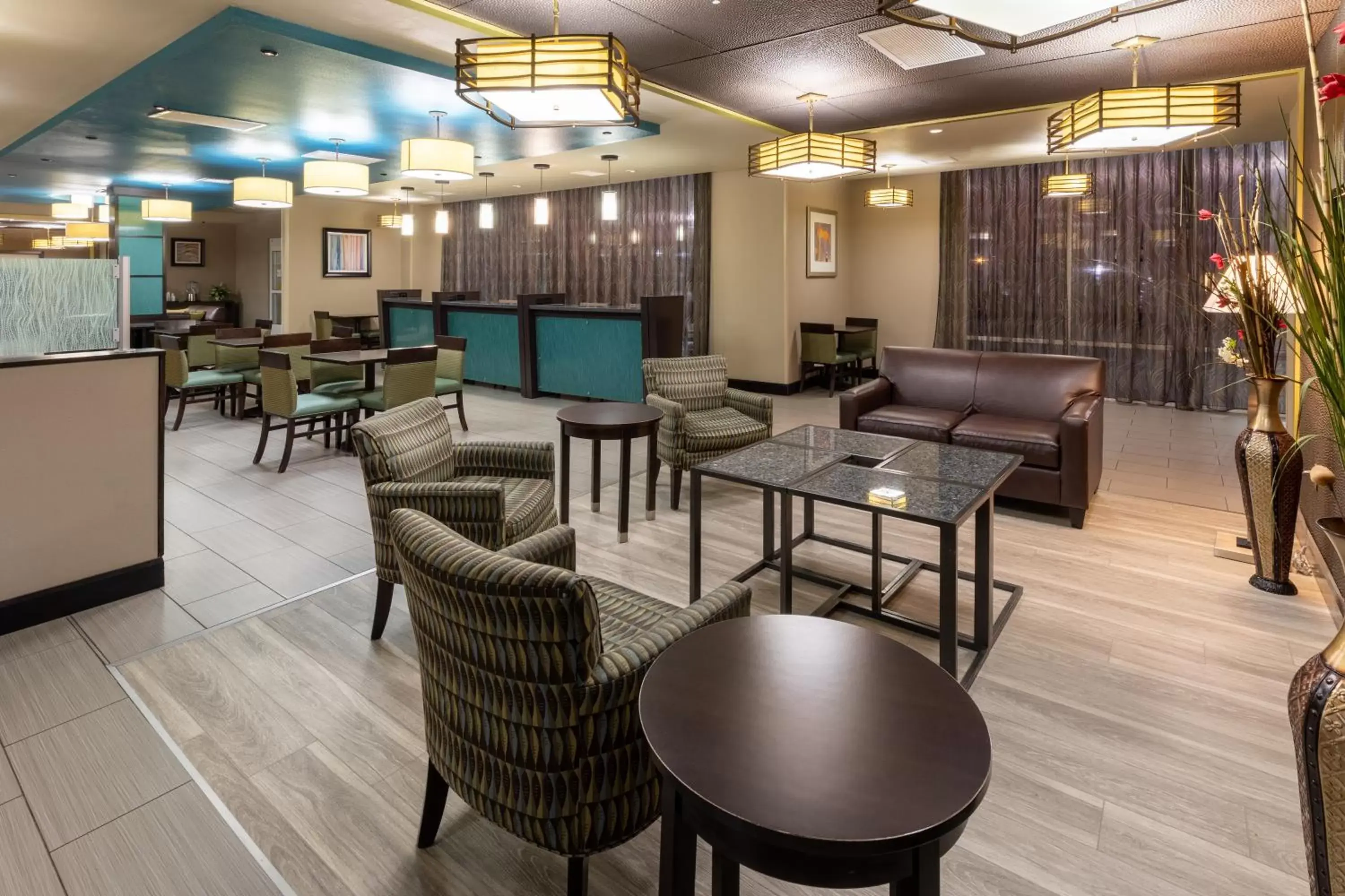 Lounge/Bar in La Quinta Inn & Suites by Wyndham Durant
