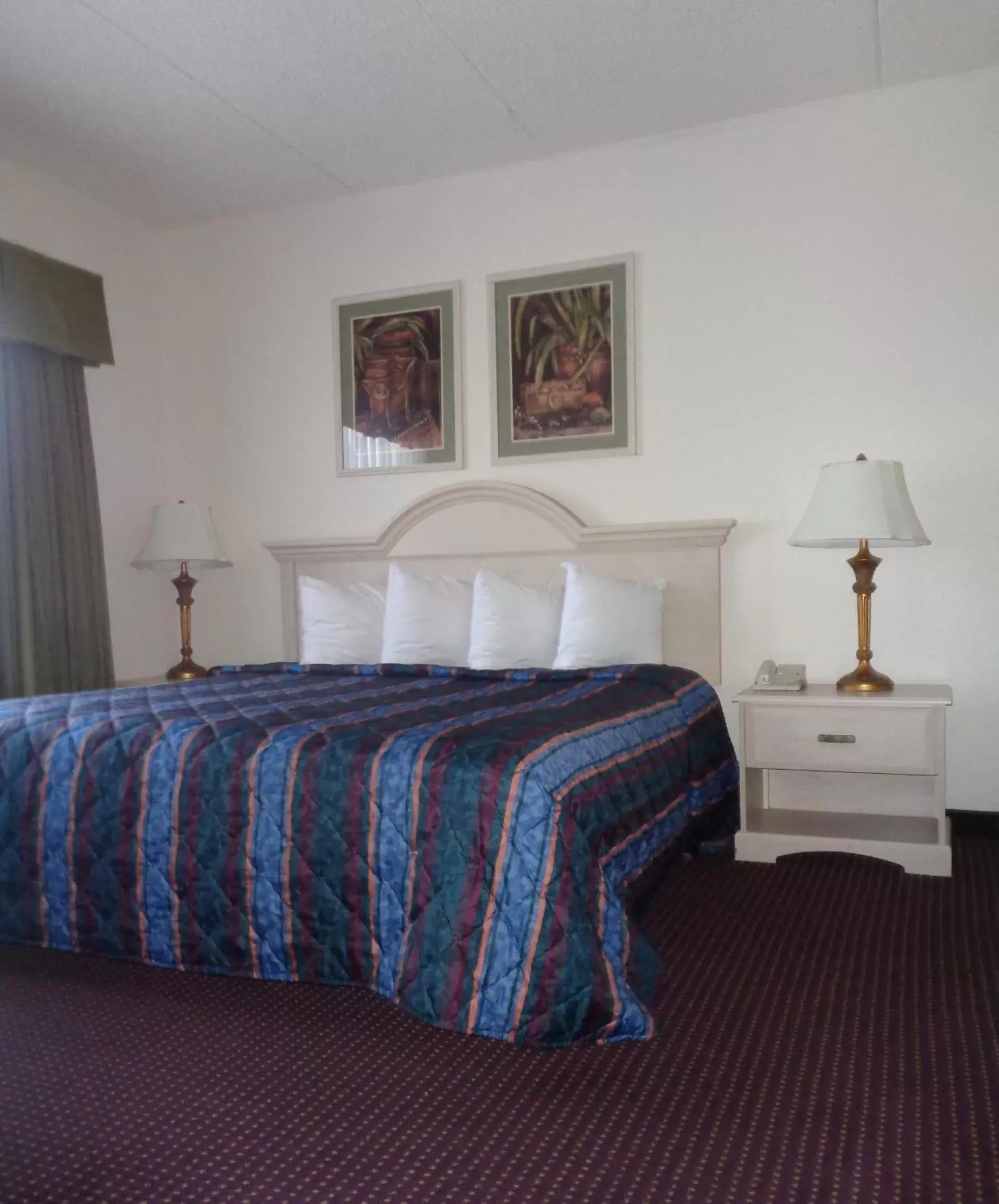 Bedroom, Bed in Allure Suites of Fort Myers