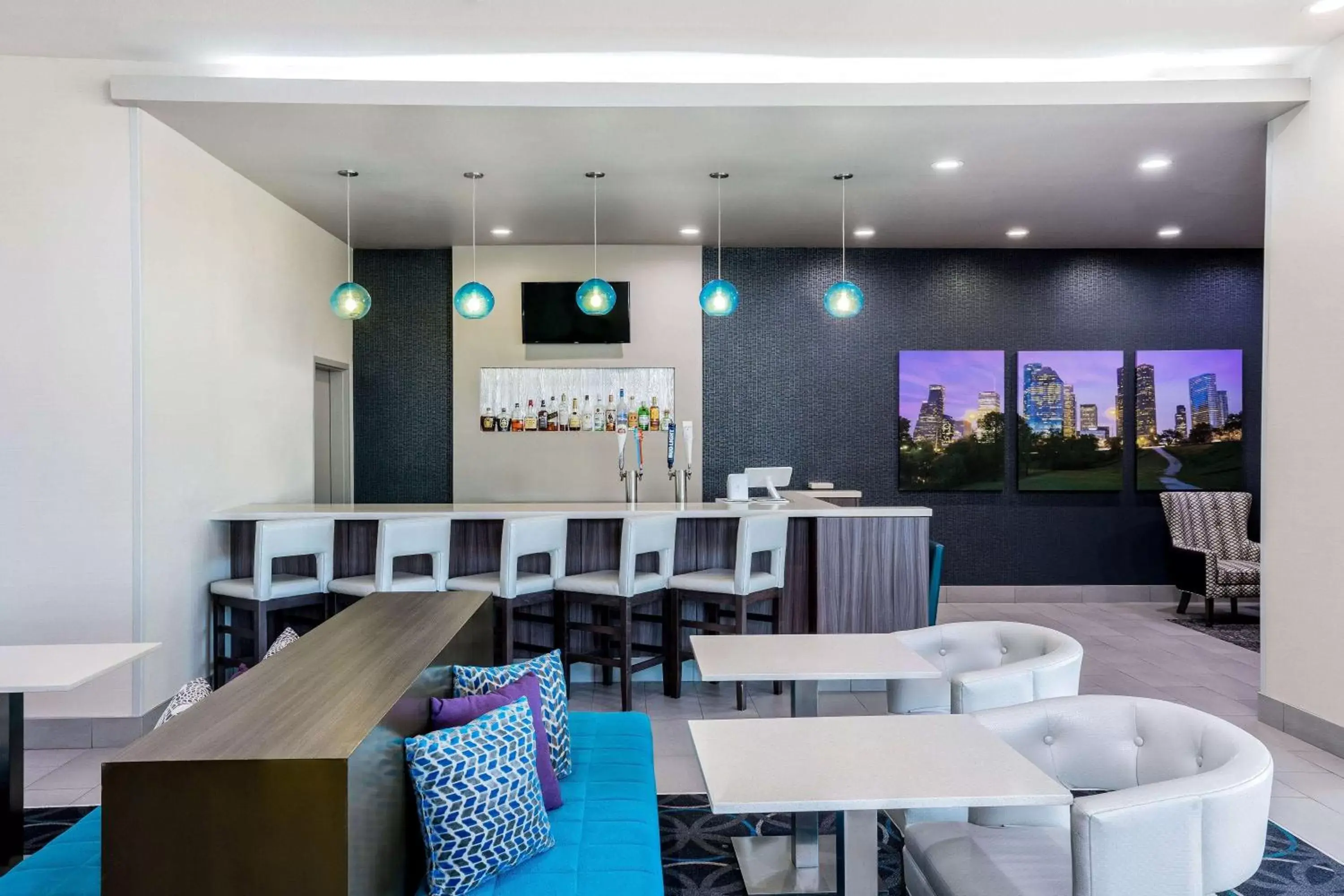 Lounge or bar in La Quinta by Wyndham Houston Cypress