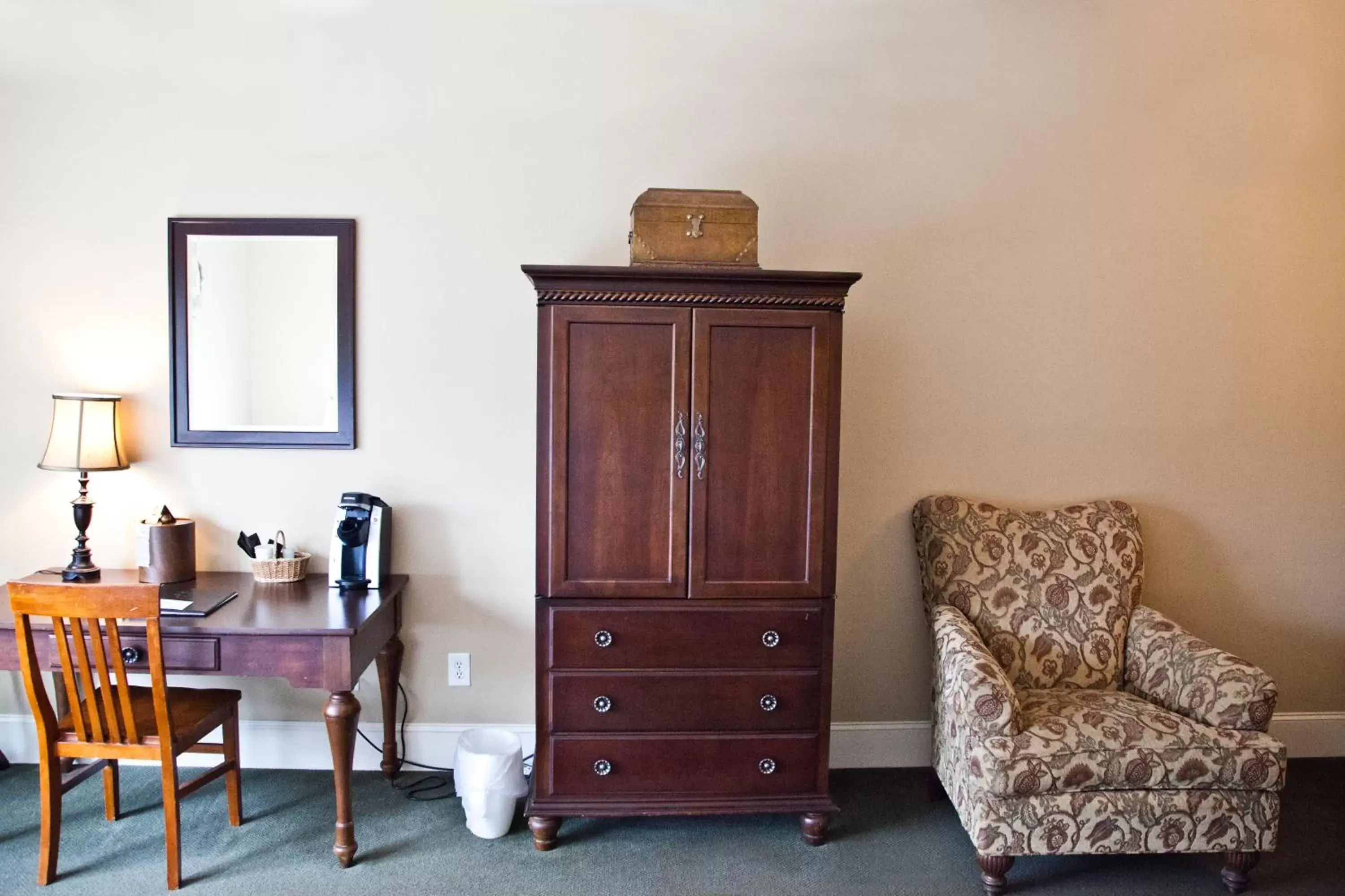 Bedroom, Seating Area in Inn at Crestwood