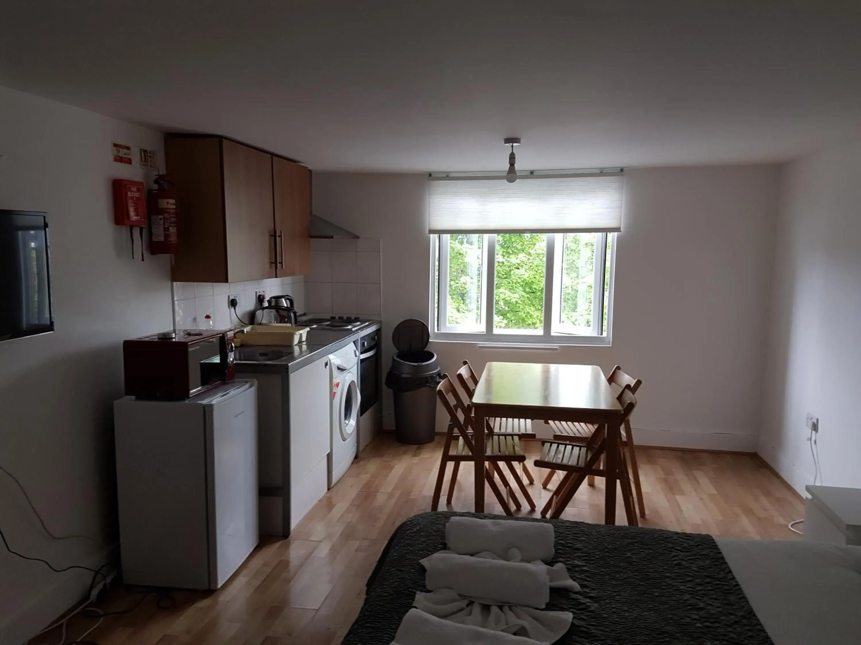 Kitchen/Kitchenette in London Queen Park Apartments